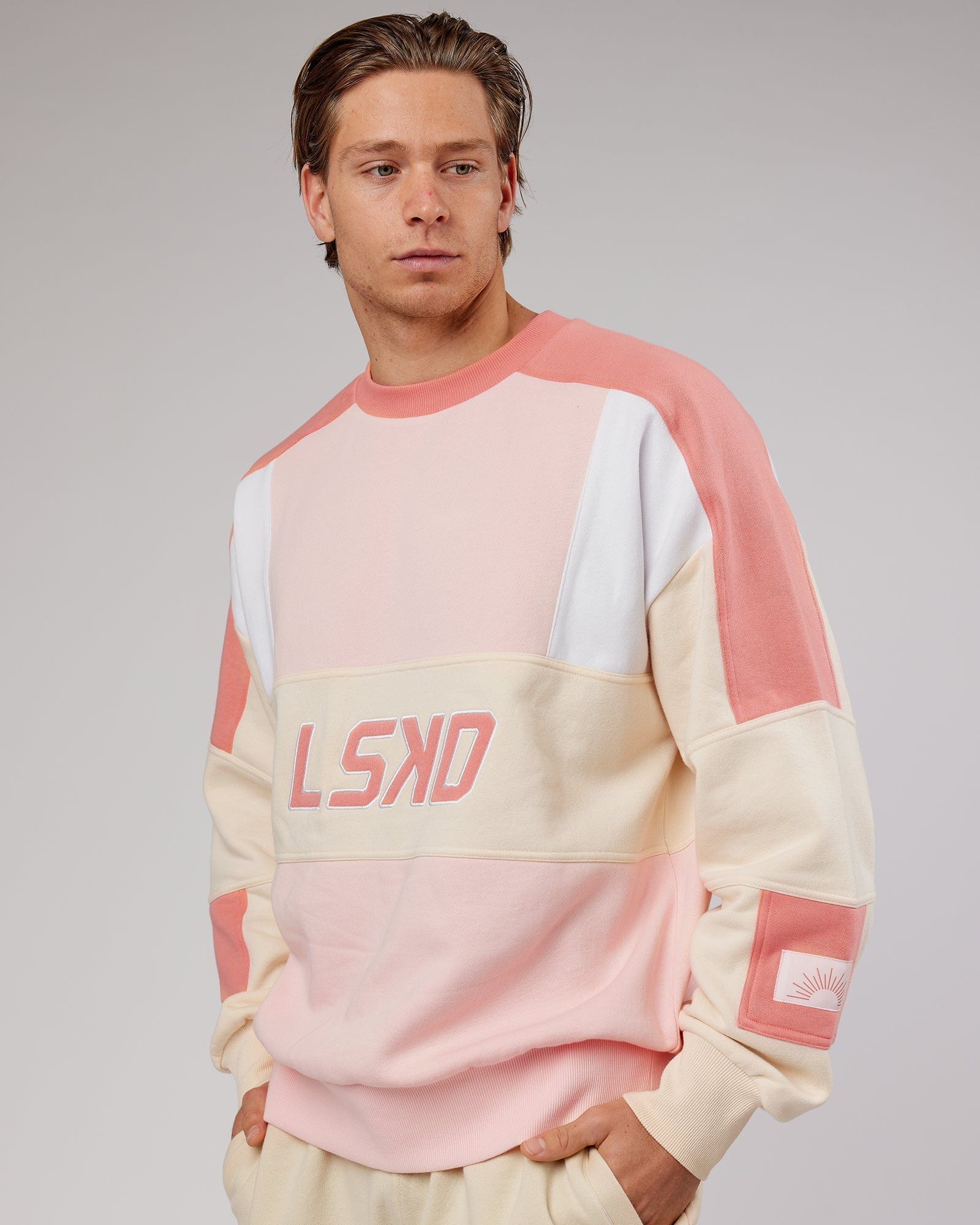 Model wearing Slam Sweater Oversize - Peach Multi