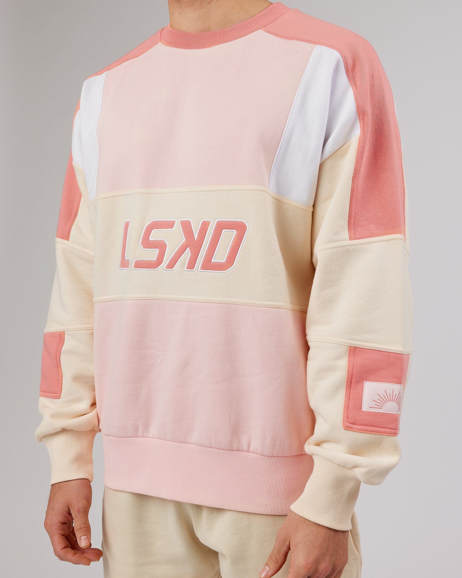 Model wearing Slam Sweater Oversize - Peach Multi