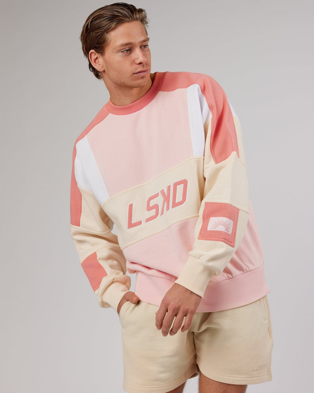 Model wearing Slam Sweater Oversize - Peach Multi