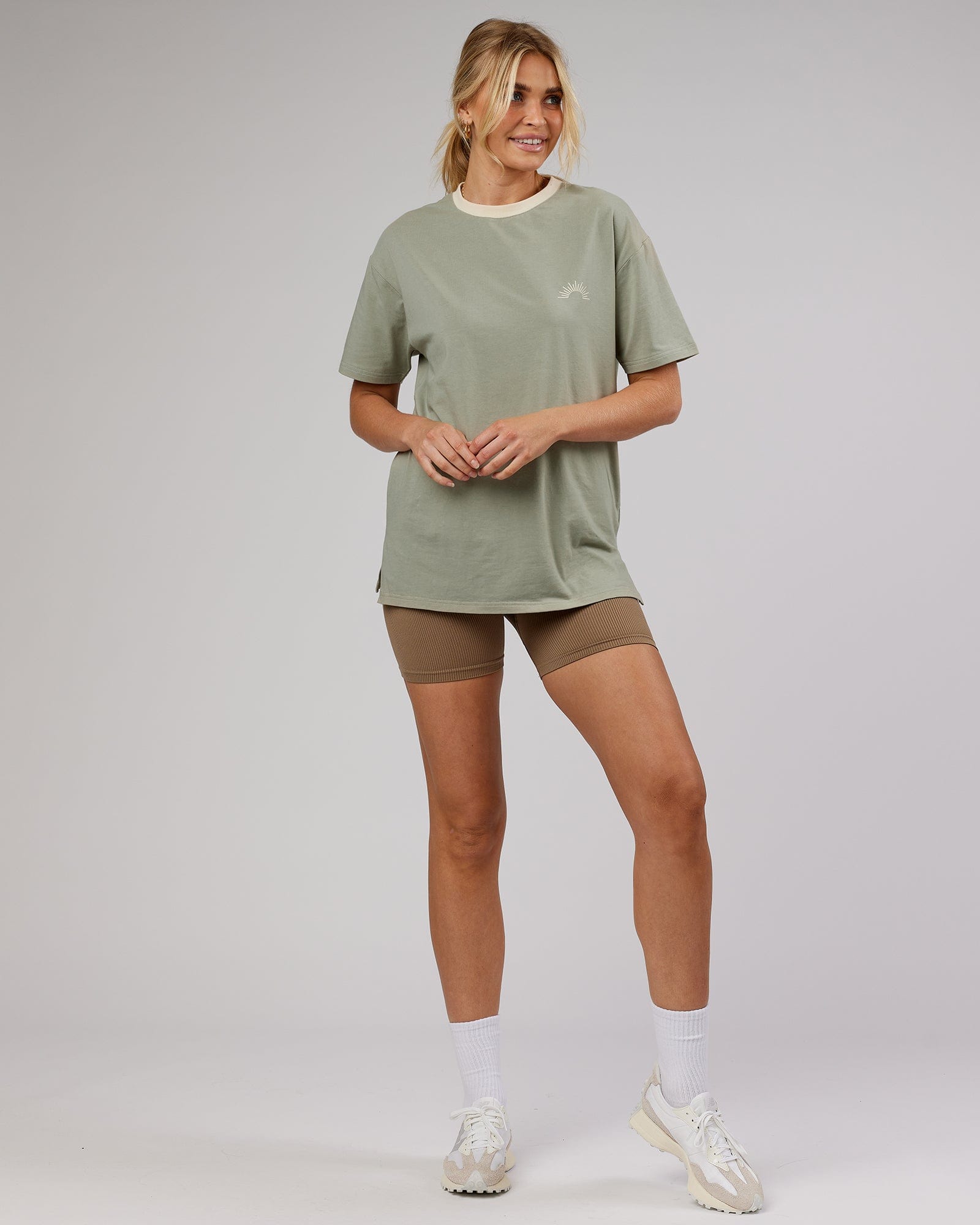 Model wearing Street Seamless Ribbed Mid Short Tight - Warm Taupe