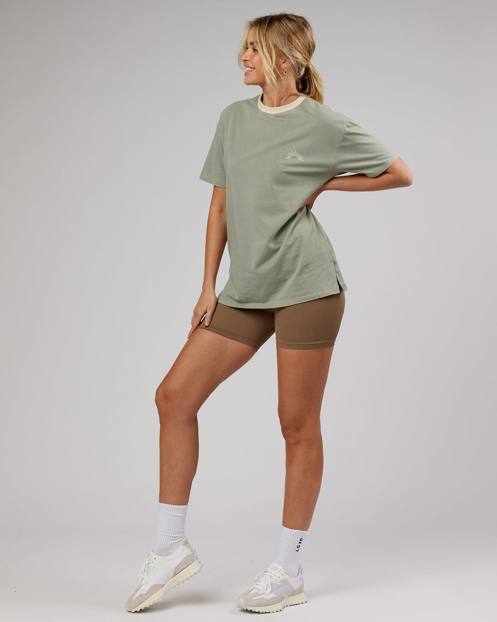 Model wearing Street Seamless Ribbed Mid Short Tight - Warm Taupe