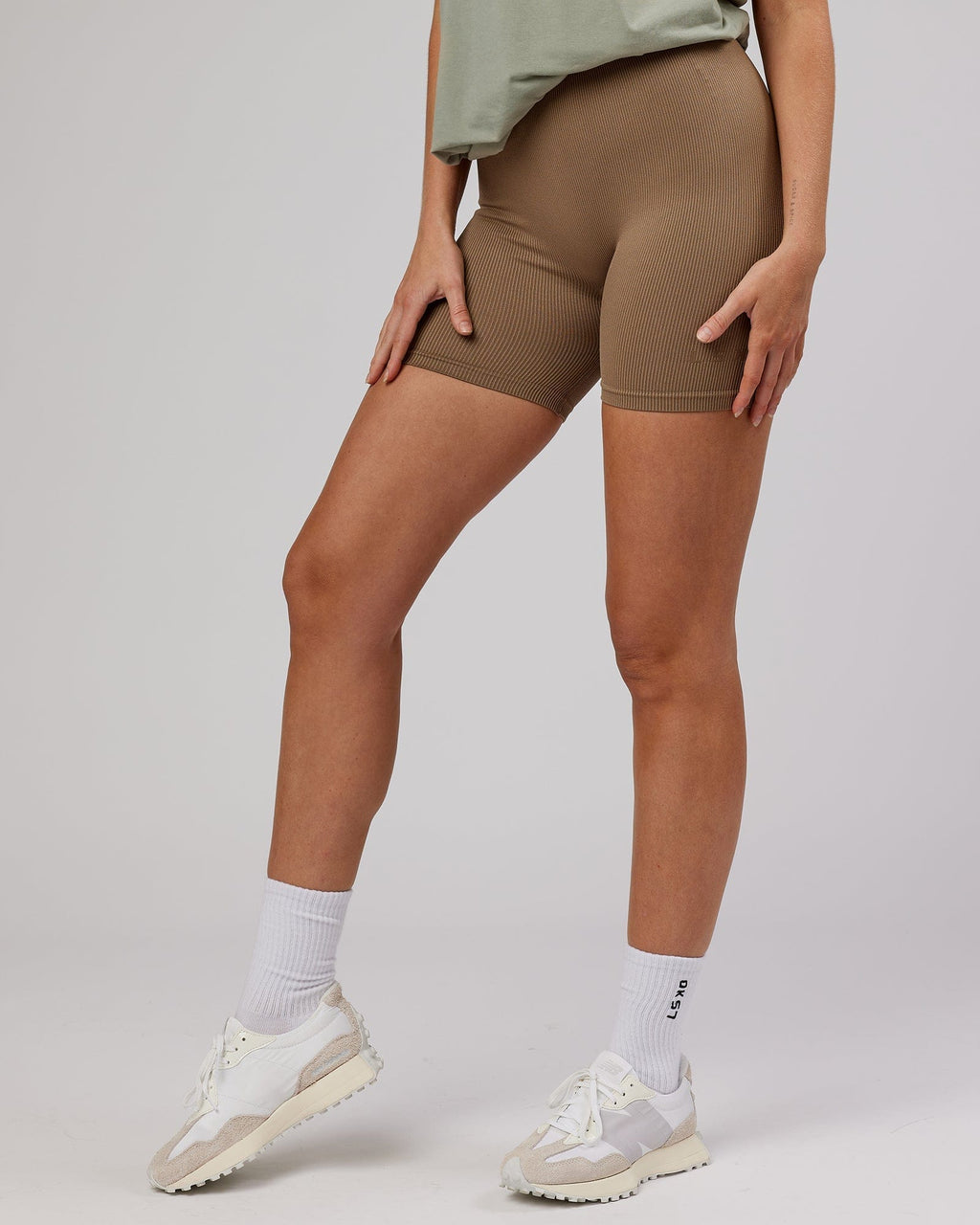 Model wearing Street Seamless Ribbed Mid Short Tight - Warm Taupe