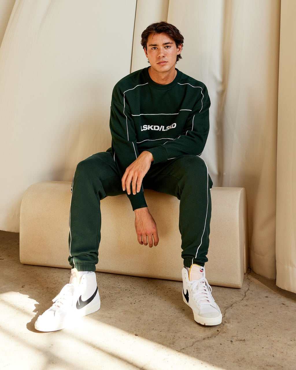 Model wearing Impact Sweater Oversize - Forest