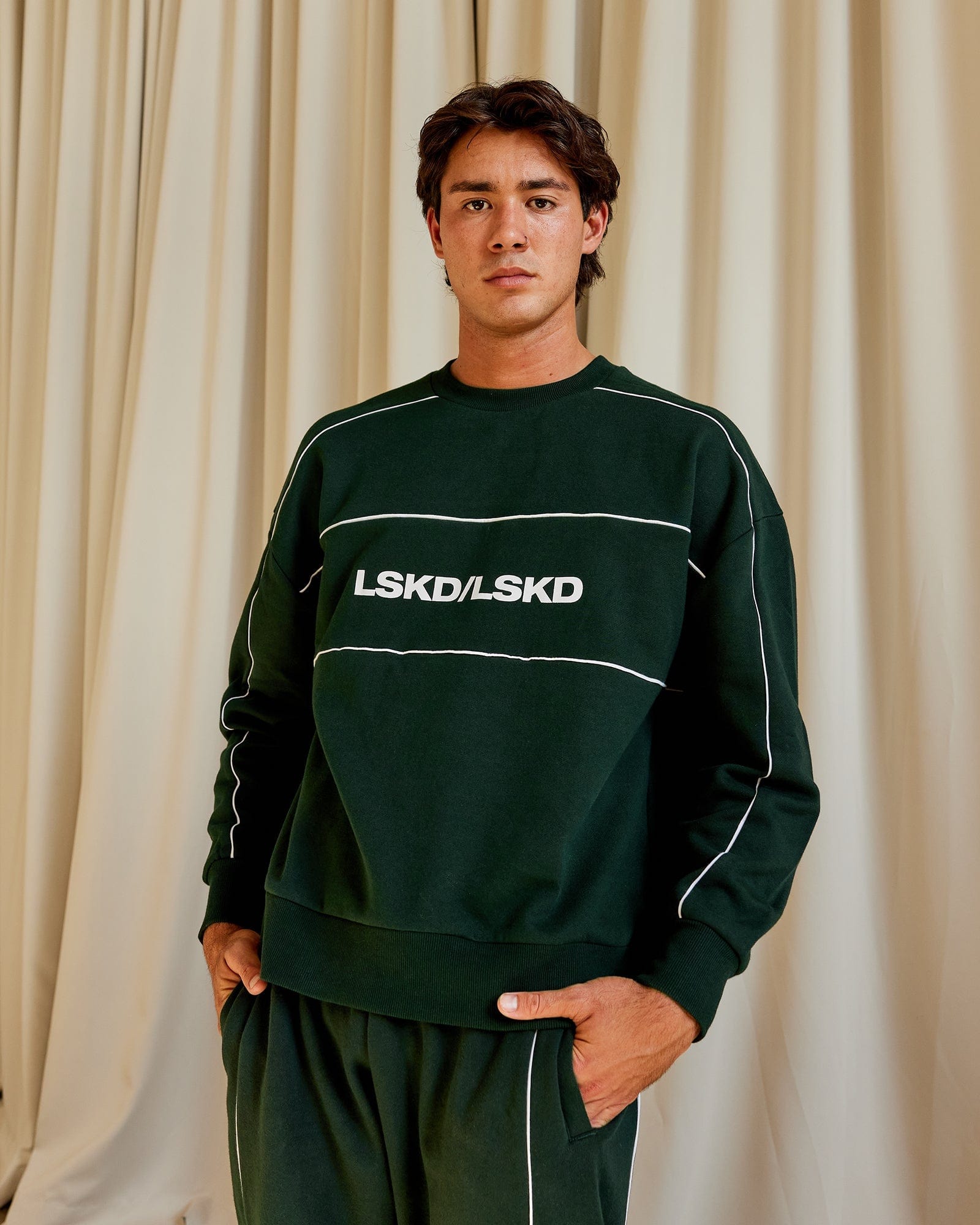 Model wearing Impact Sweater Oversize - Forest