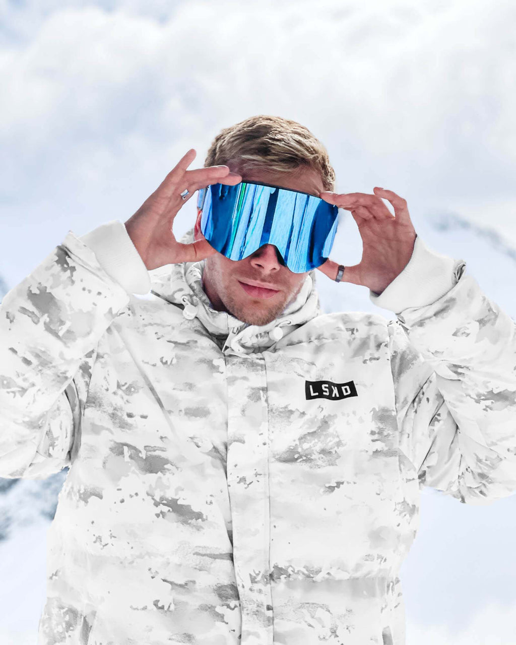 Model wearing Unisex Roasted Puffer Jacket Oversize 21 - Snow Camo