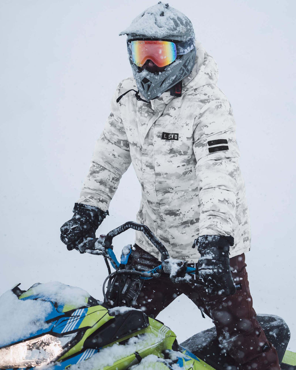 Model wearing Unisex Roasted Puffer Jacket Oversize 21 - Snow Camo