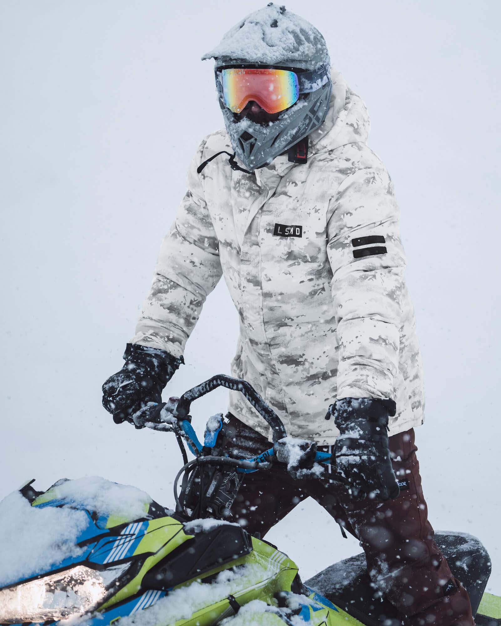 Model wearing Unisex Roasted Puffer Jacket Oversize 21 - Snow Camo