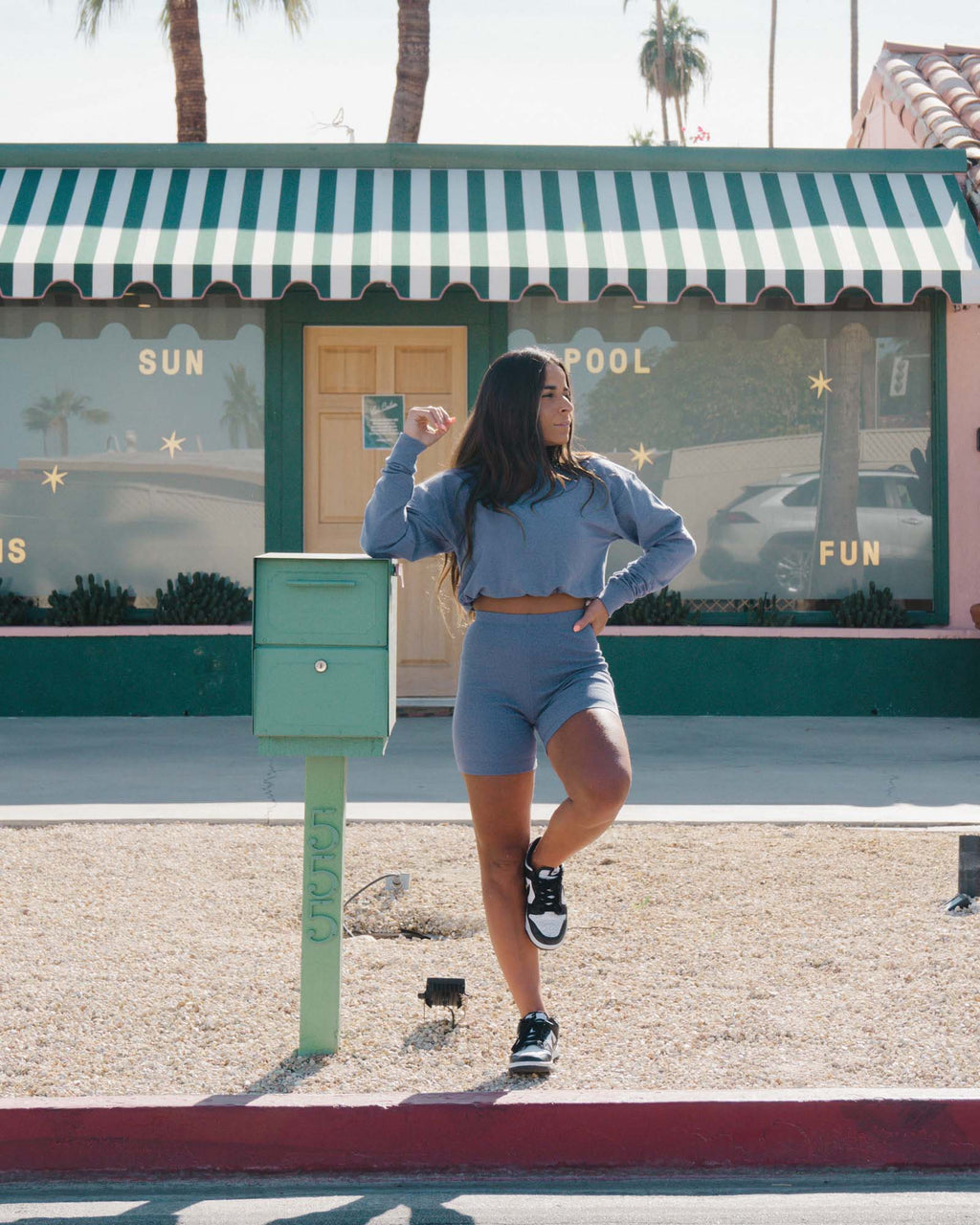 Model wearing Field LS Pull Top - Lt Carbon