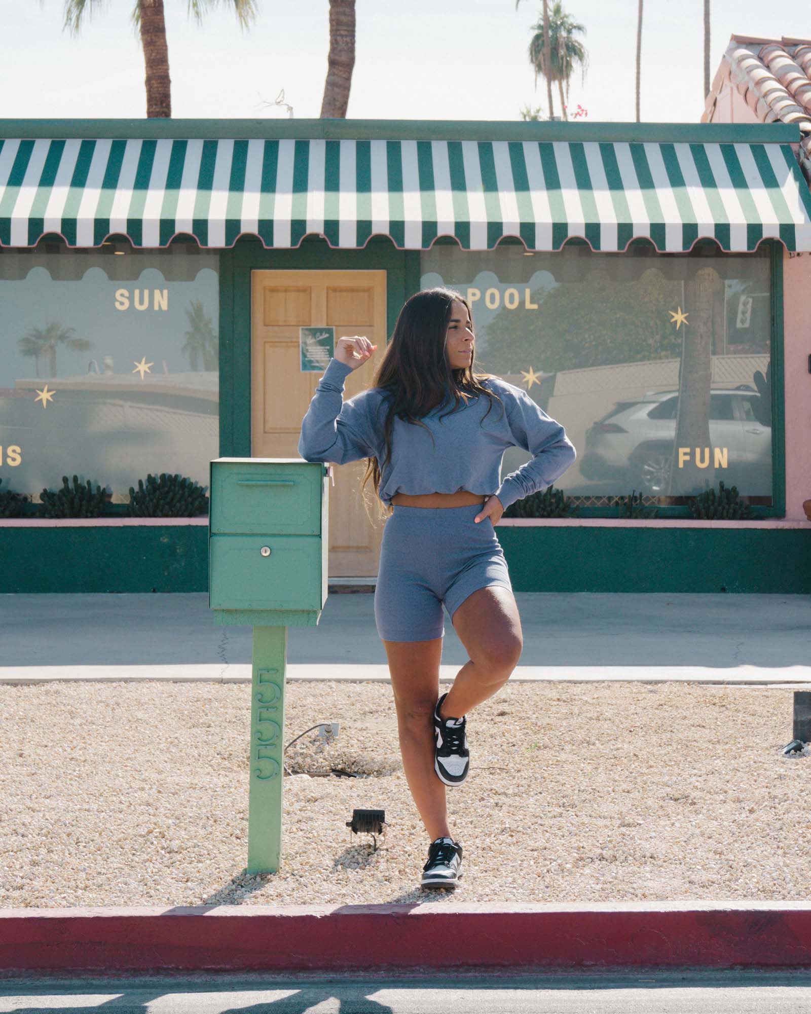 Model wearing Field LS Pull Top - Lt Carbon