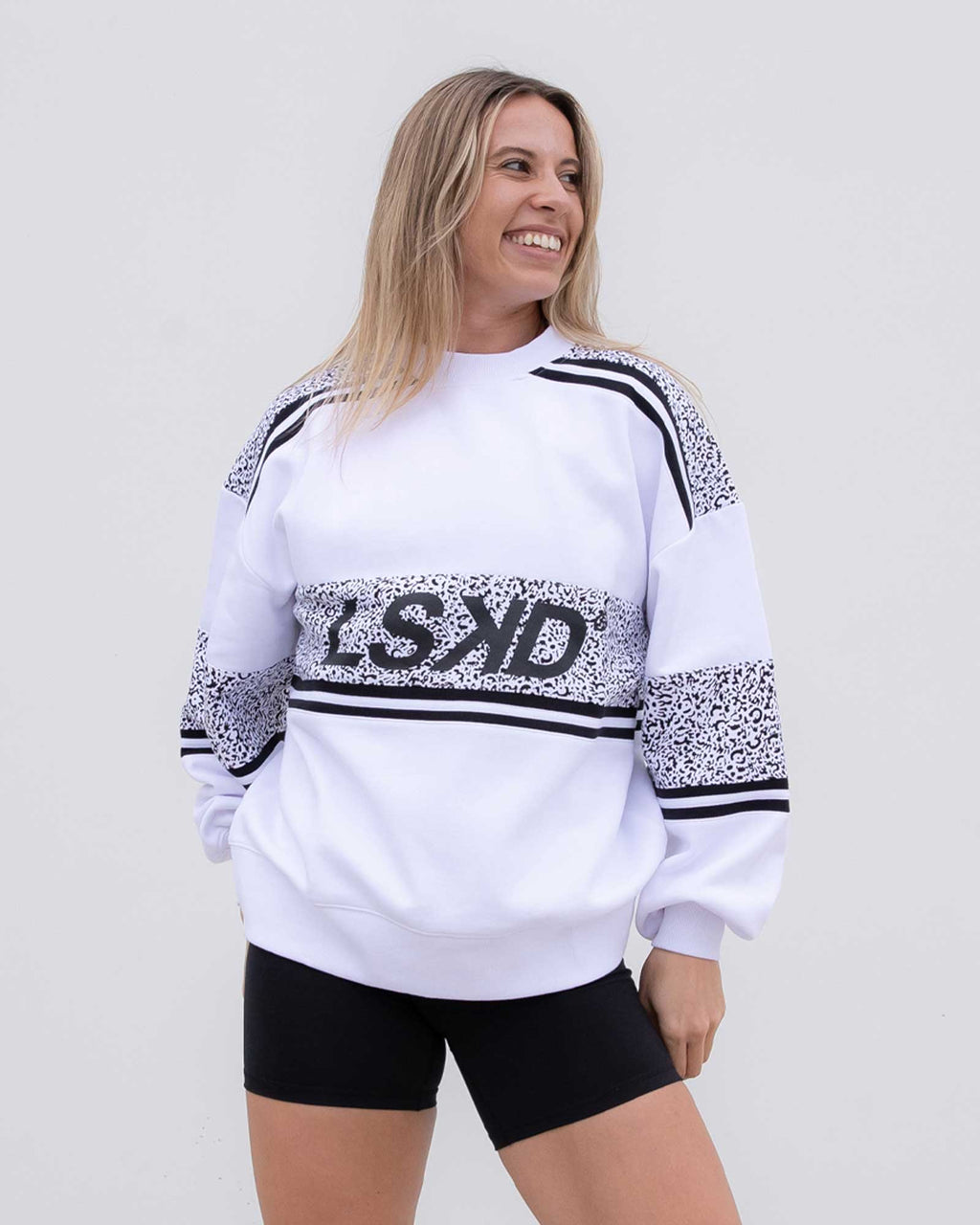 Model wearing A-Team Sweater Oversize - Spotty White-Black