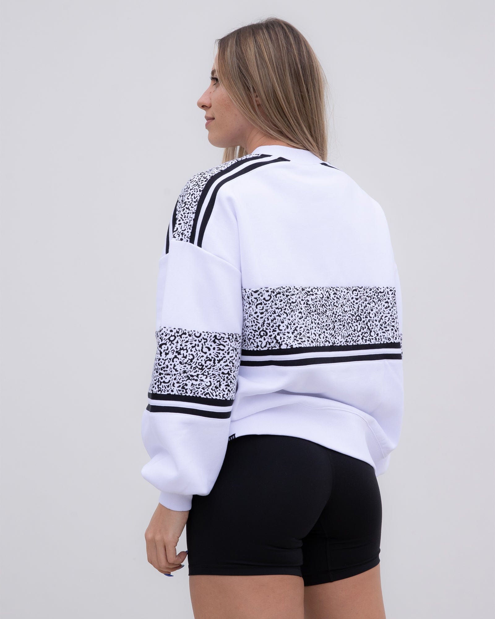 Model wearing A-Team Sweater Oversize - Spotty White-Black