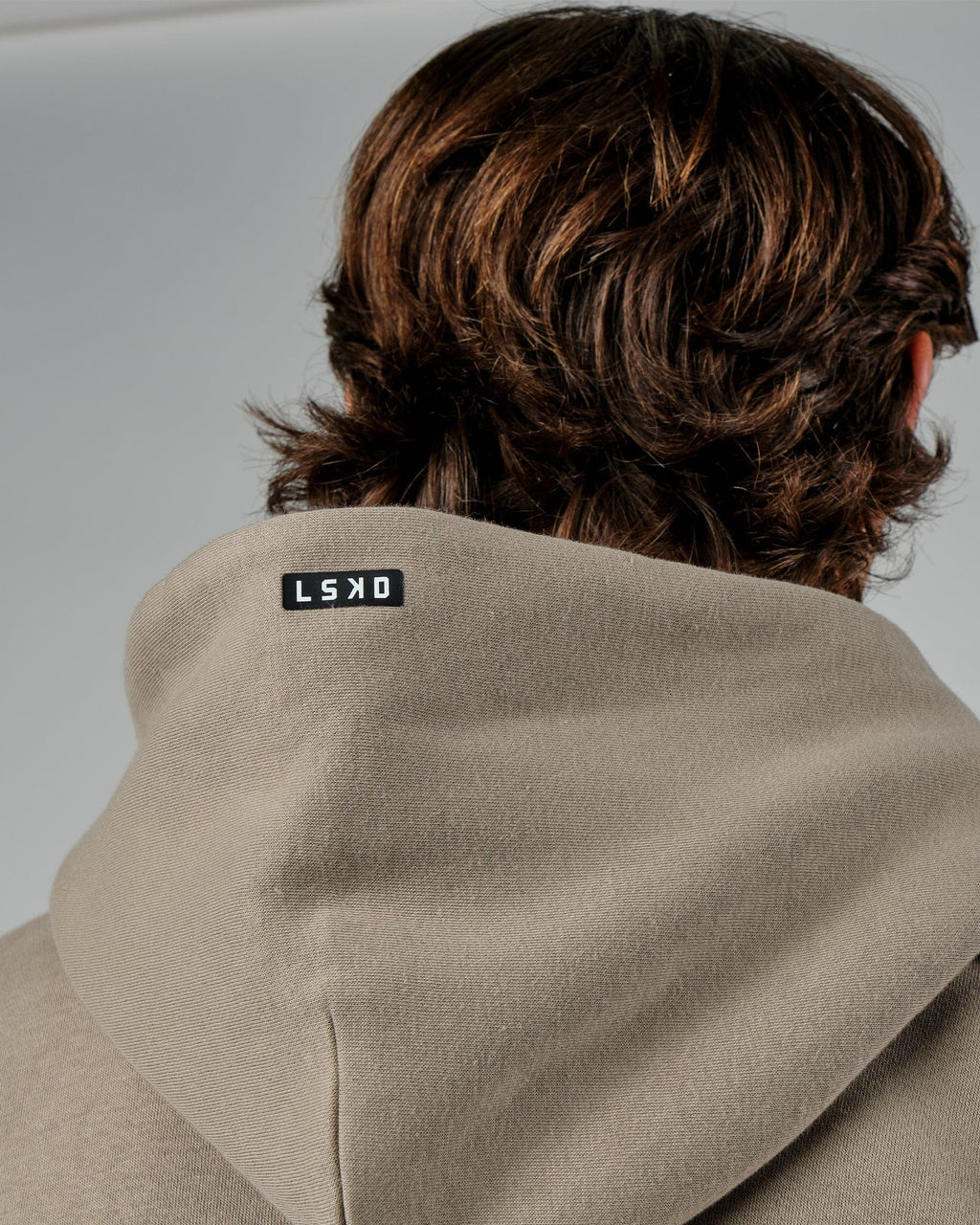 Model wearing Capsule Hoodie Oversize - Laurel Oak