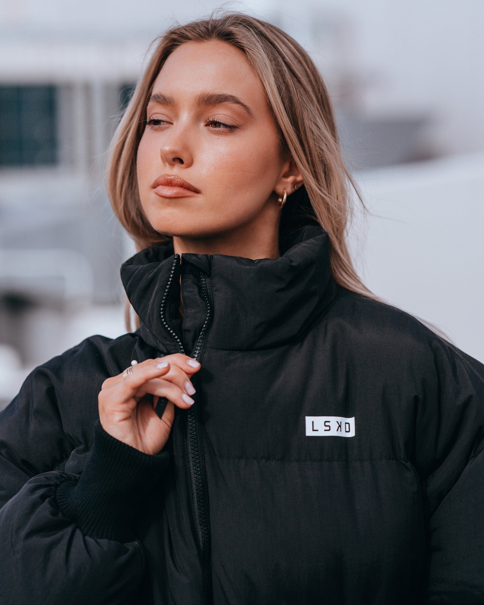 Model wearing Eva Puffer Jacket Oversize - Black