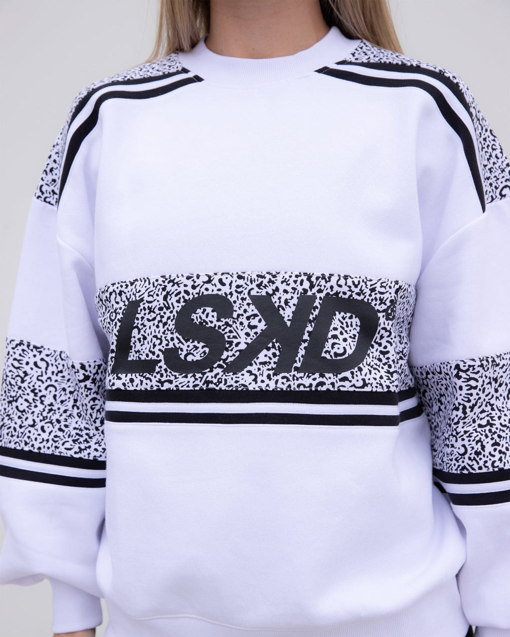 Model wearing A-Team Sweater Oversize - Spotty White-Black