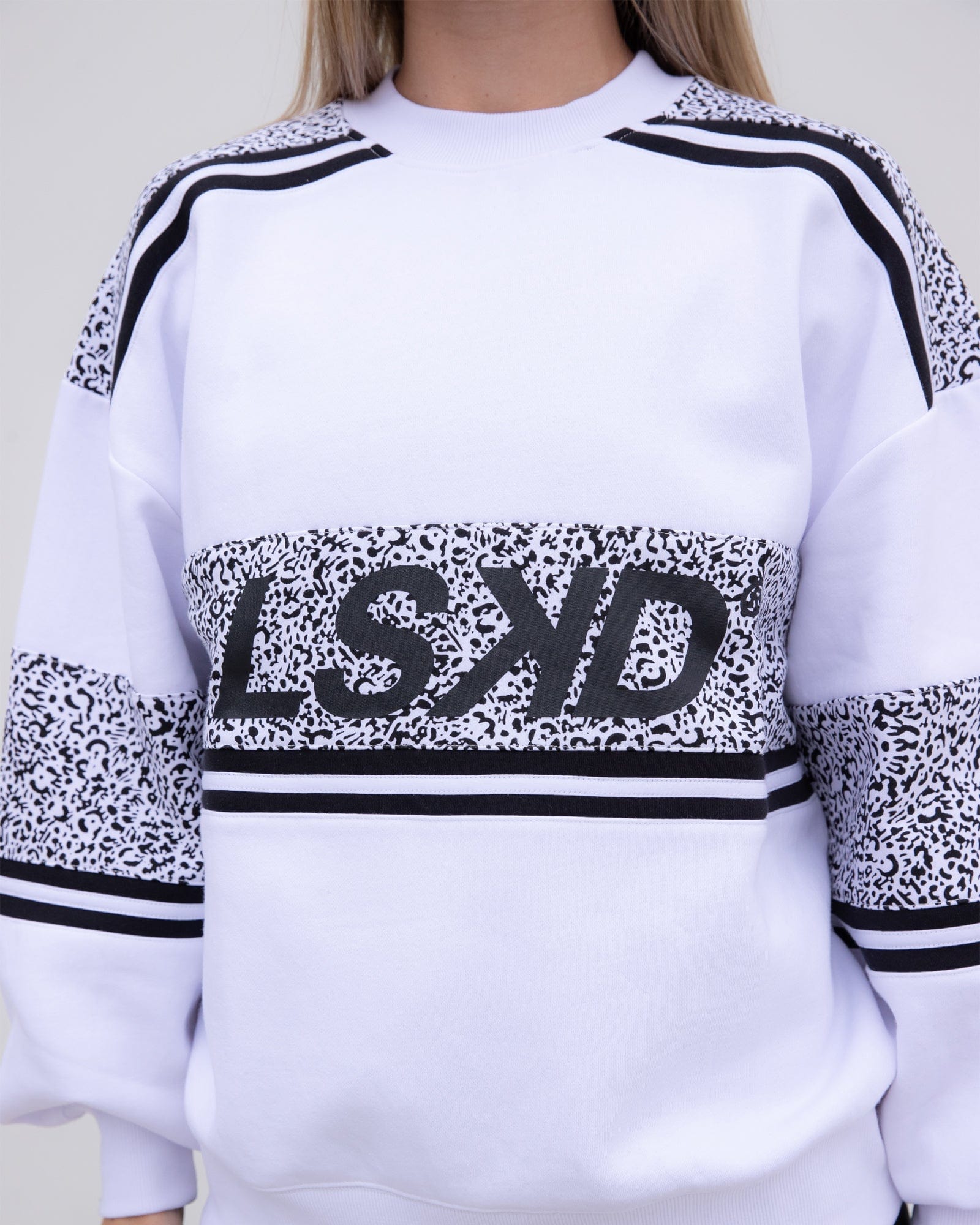 Model wearing A-Team Sweater Oversize - Spotty White-Black