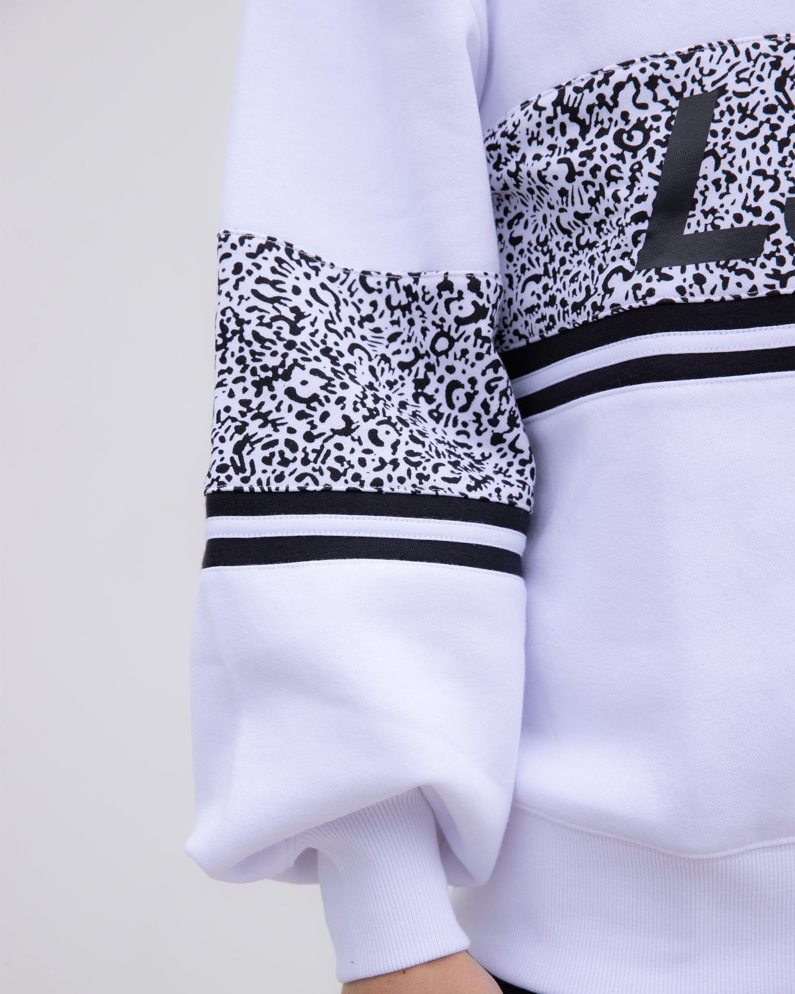 Model wearing A-Team Sweater Oversize - Spotty White-Black