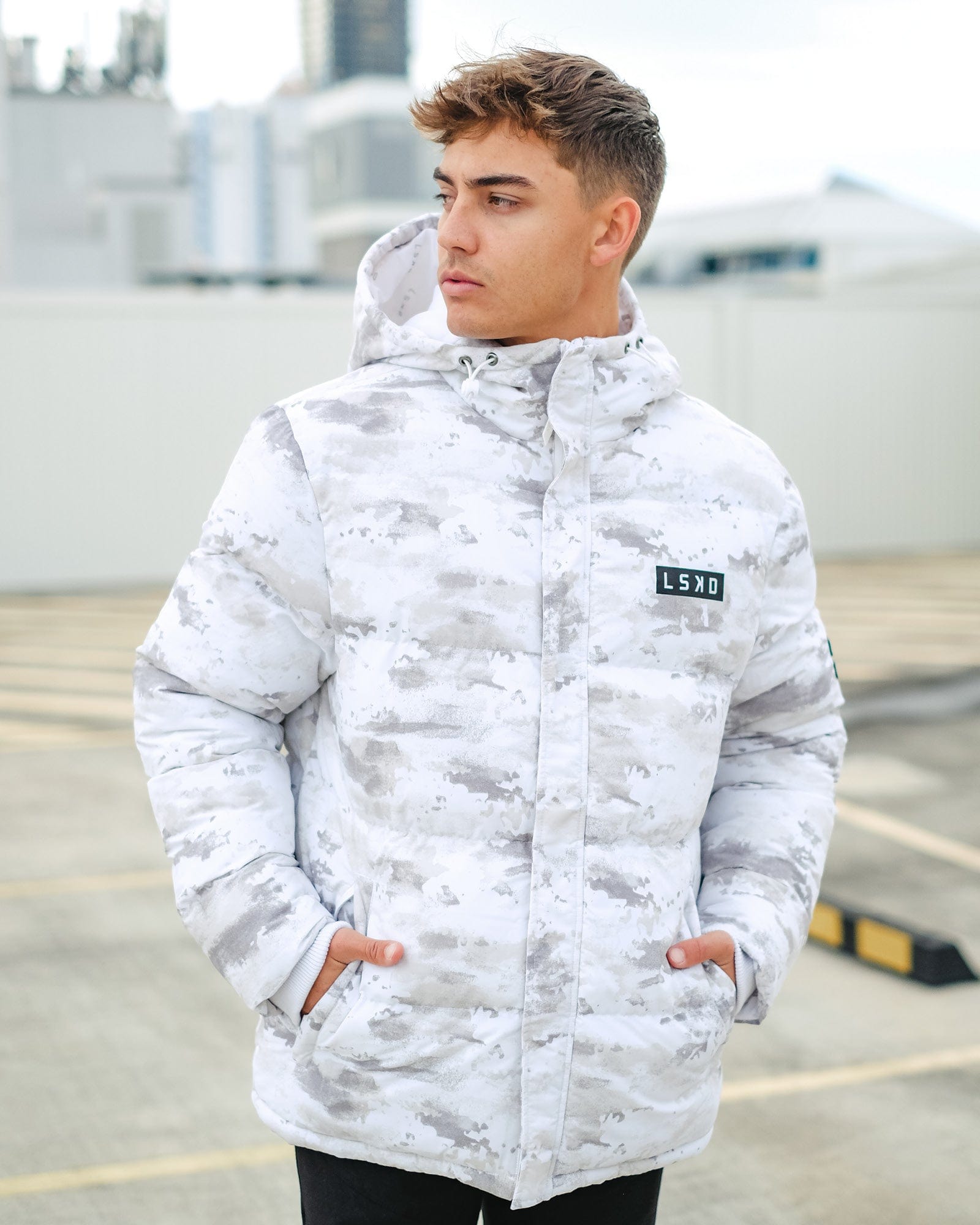 Model wearing Roasted Puffer Jacket Oversize 21  - Snow Camo