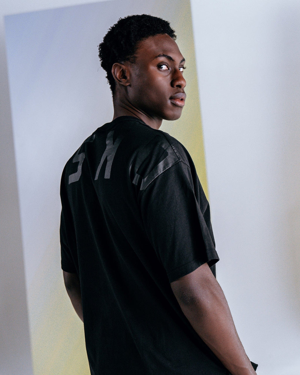 Model wearing Span Tee Oversize - Black