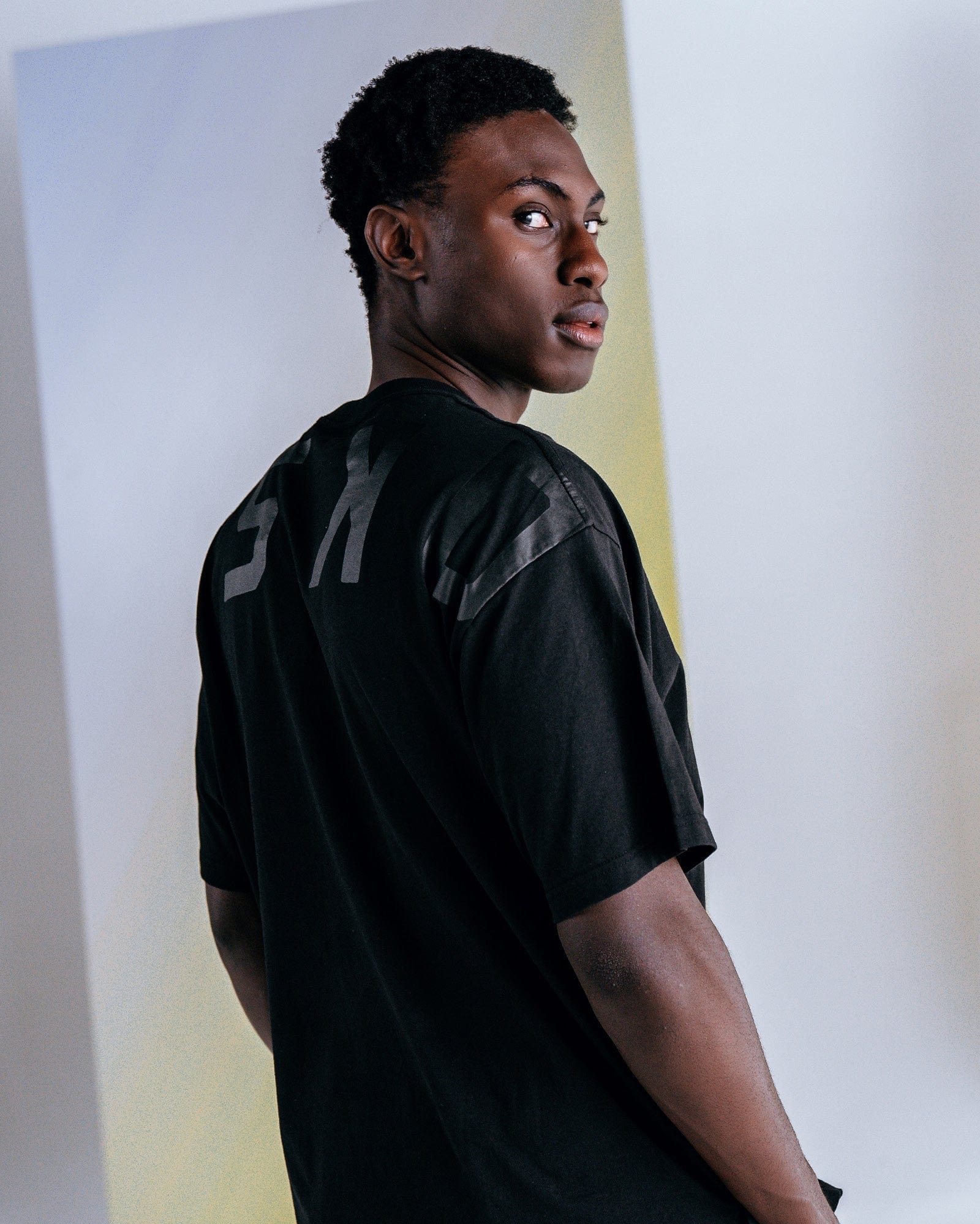 Model wearing Span Tee Oversize - Black