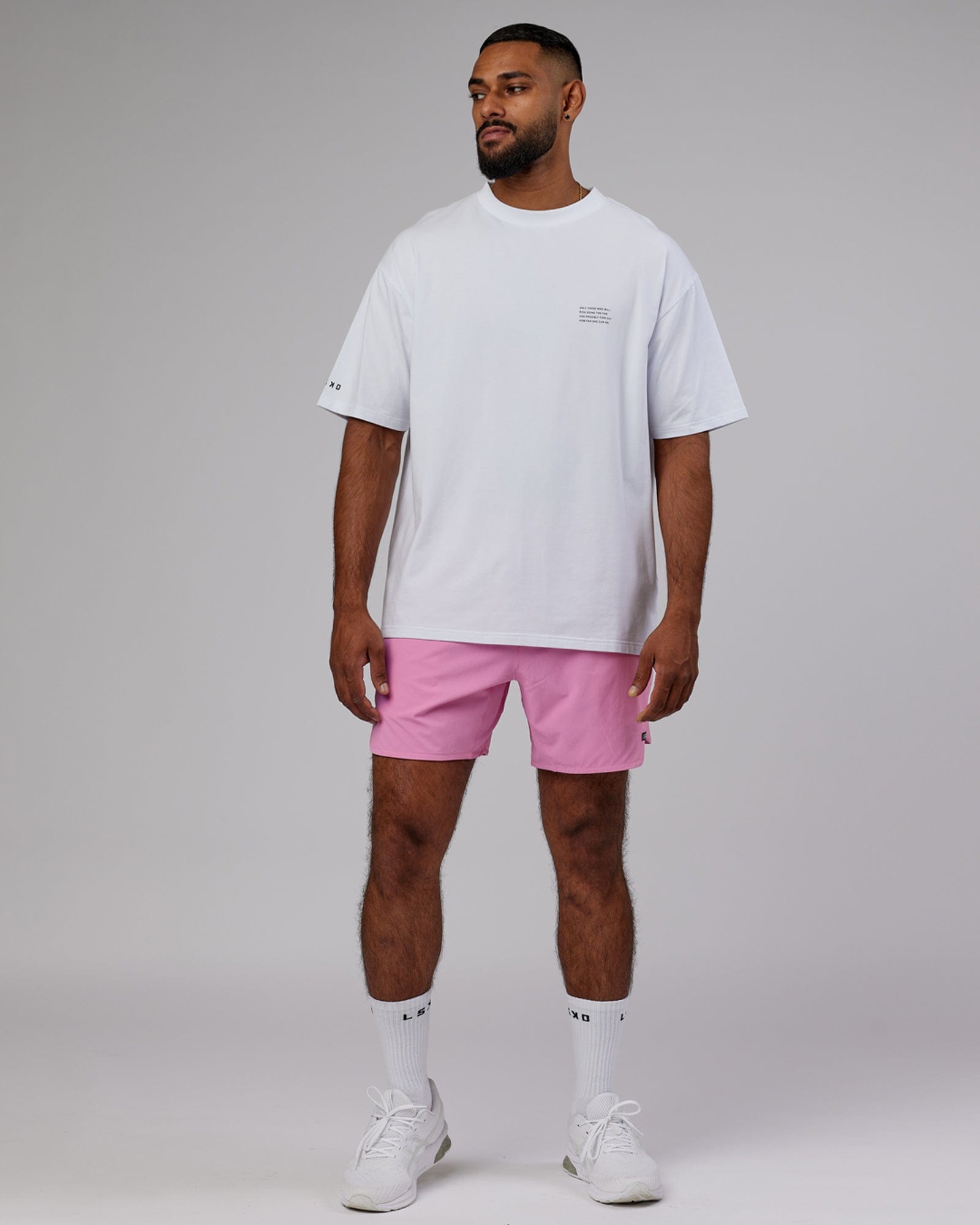 Model wearing Hybrid 6" Performance Curve Hem Short - Spark Pink