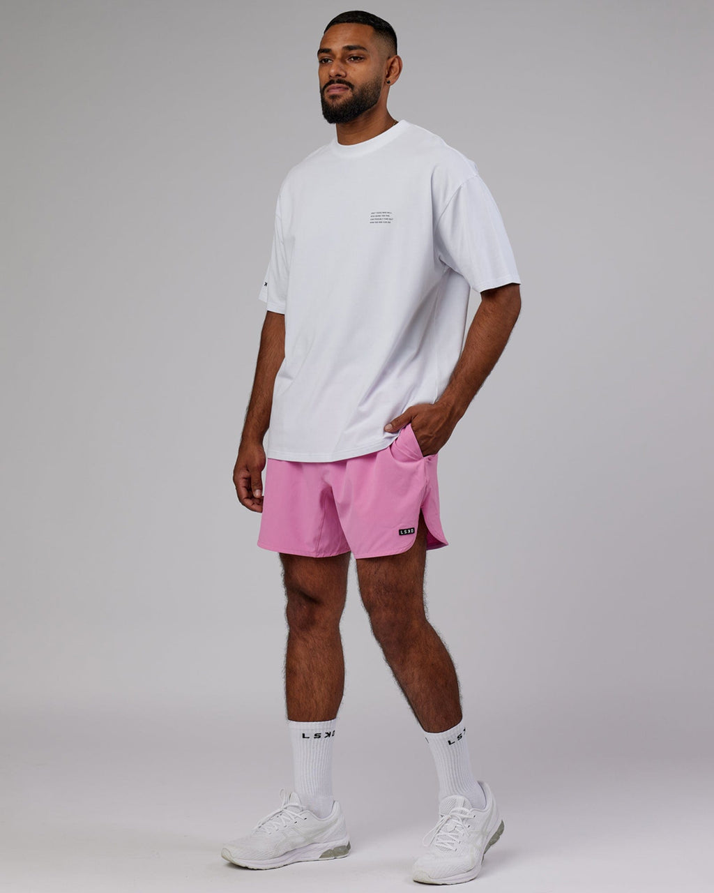 Model wearing Hybrid 6" Performance Curve Hem Short - Spark Pink