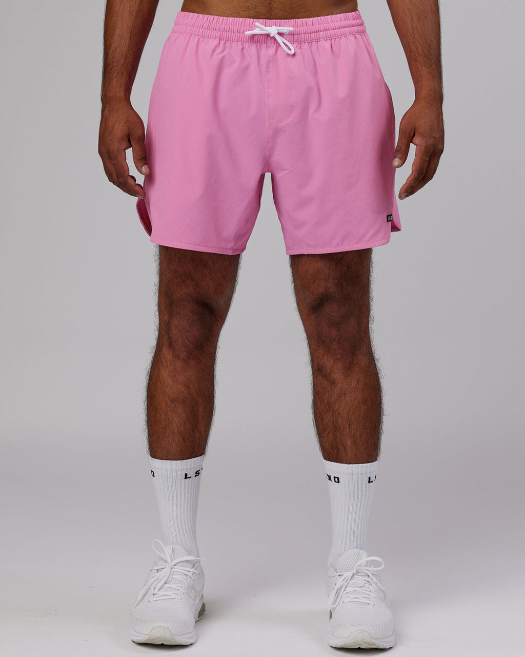 Model wearing Hybrid 6" Performance Curve Hem Short - Spark Pink