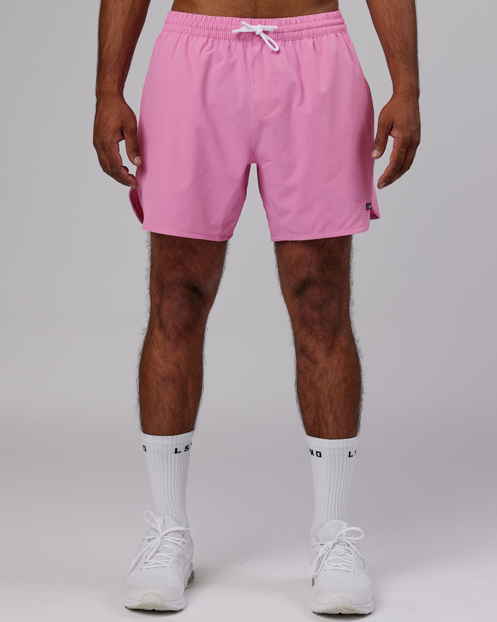 Model wearing Hybrid 6" Performance Curve Hem Short - Spark Pink
