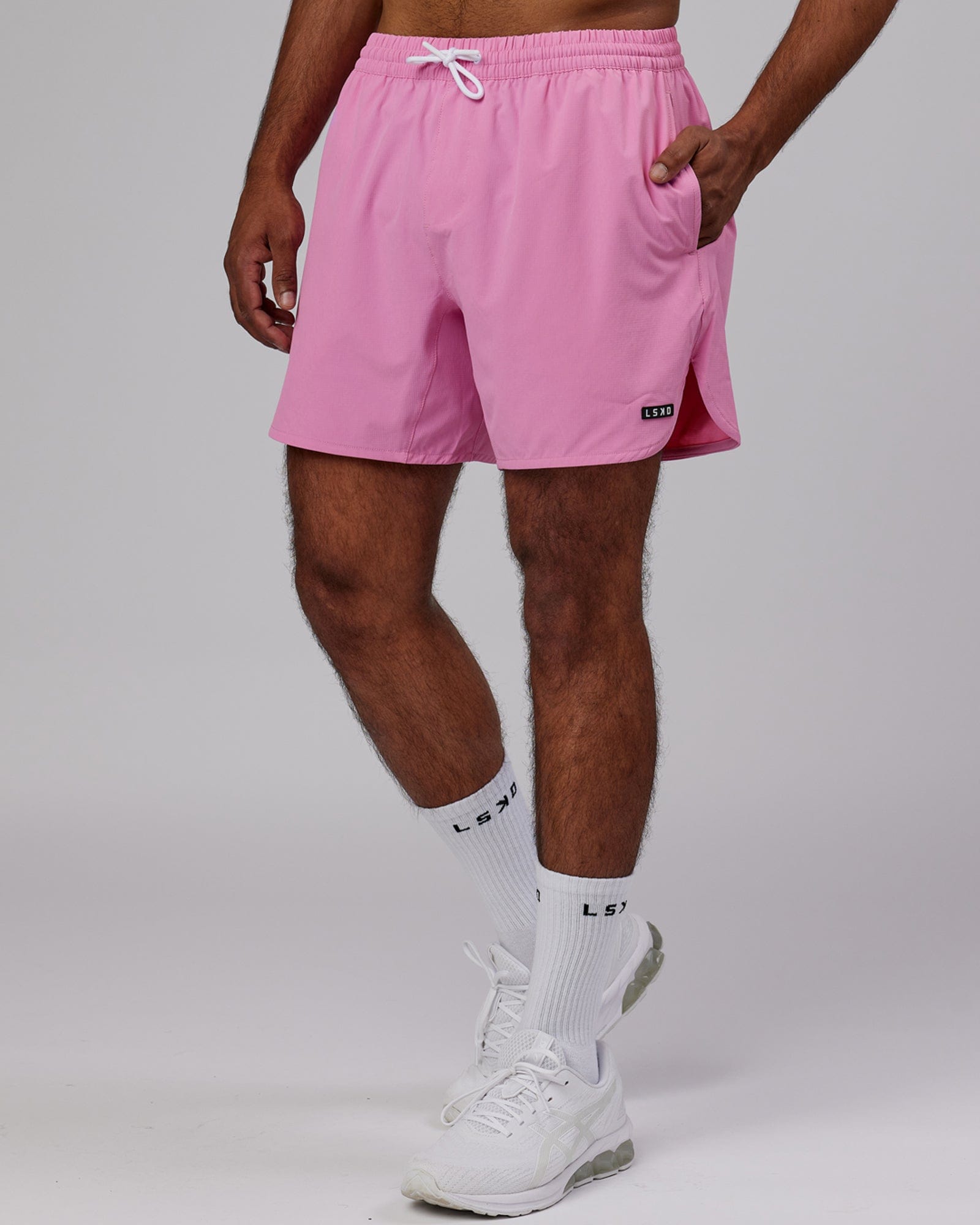Model wearing Hybrid 6" Performance Curve Hem Short - Spark Pink