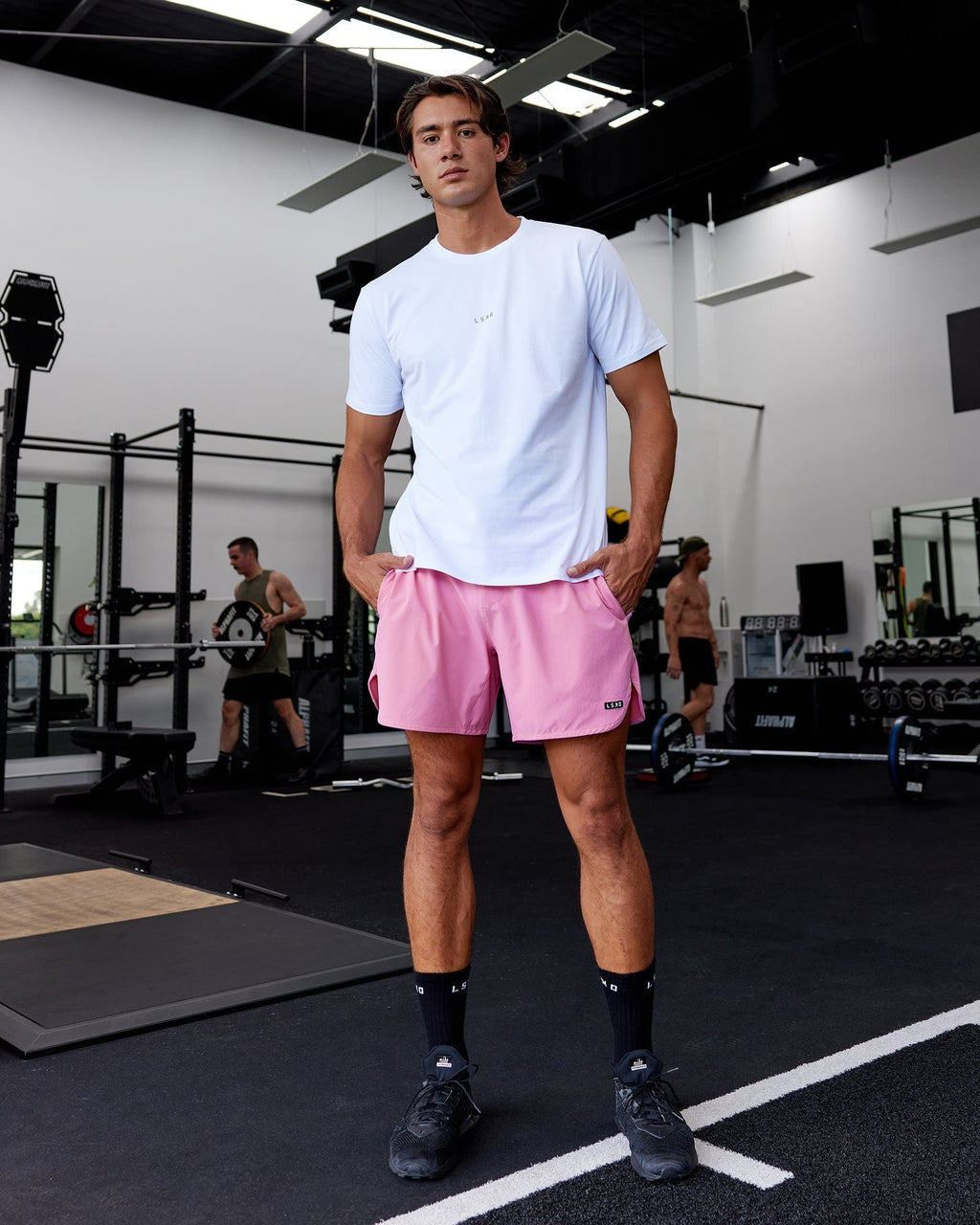 Model wearing Hybrid 6" Performance Curve Hem Short - Spark Pink