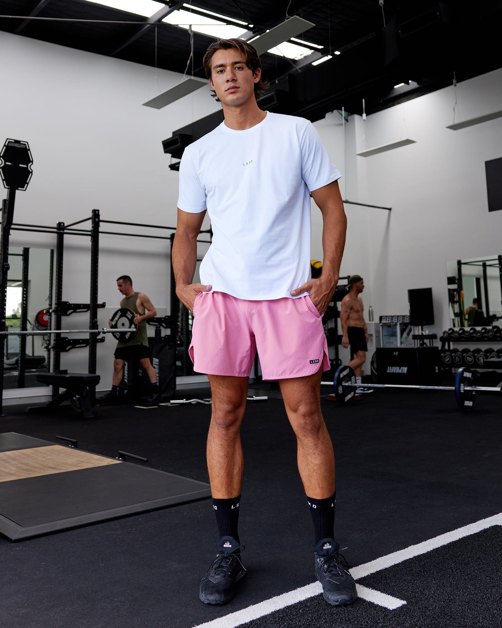 Model wearing Hybrid 6" Performance Curve Hem Short - Spark Pink
