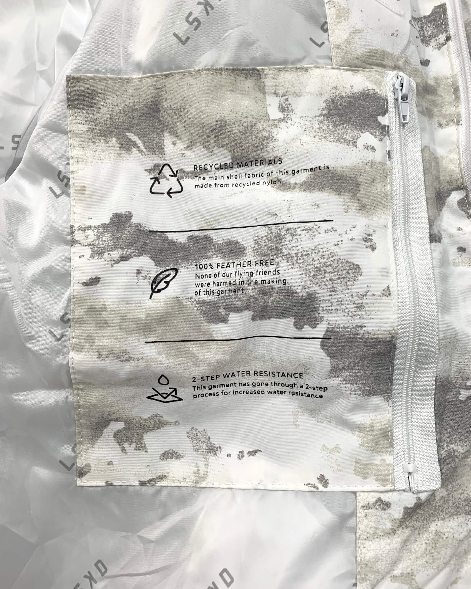 Model wearing Unisex Roasted Puffer Jacket Oversize 21 - Snow Camo