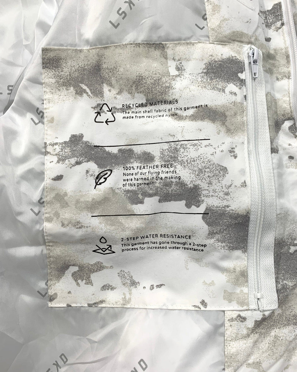 Model wearing Roasted Puffer Jacket Oversize 21  - Snow Camo