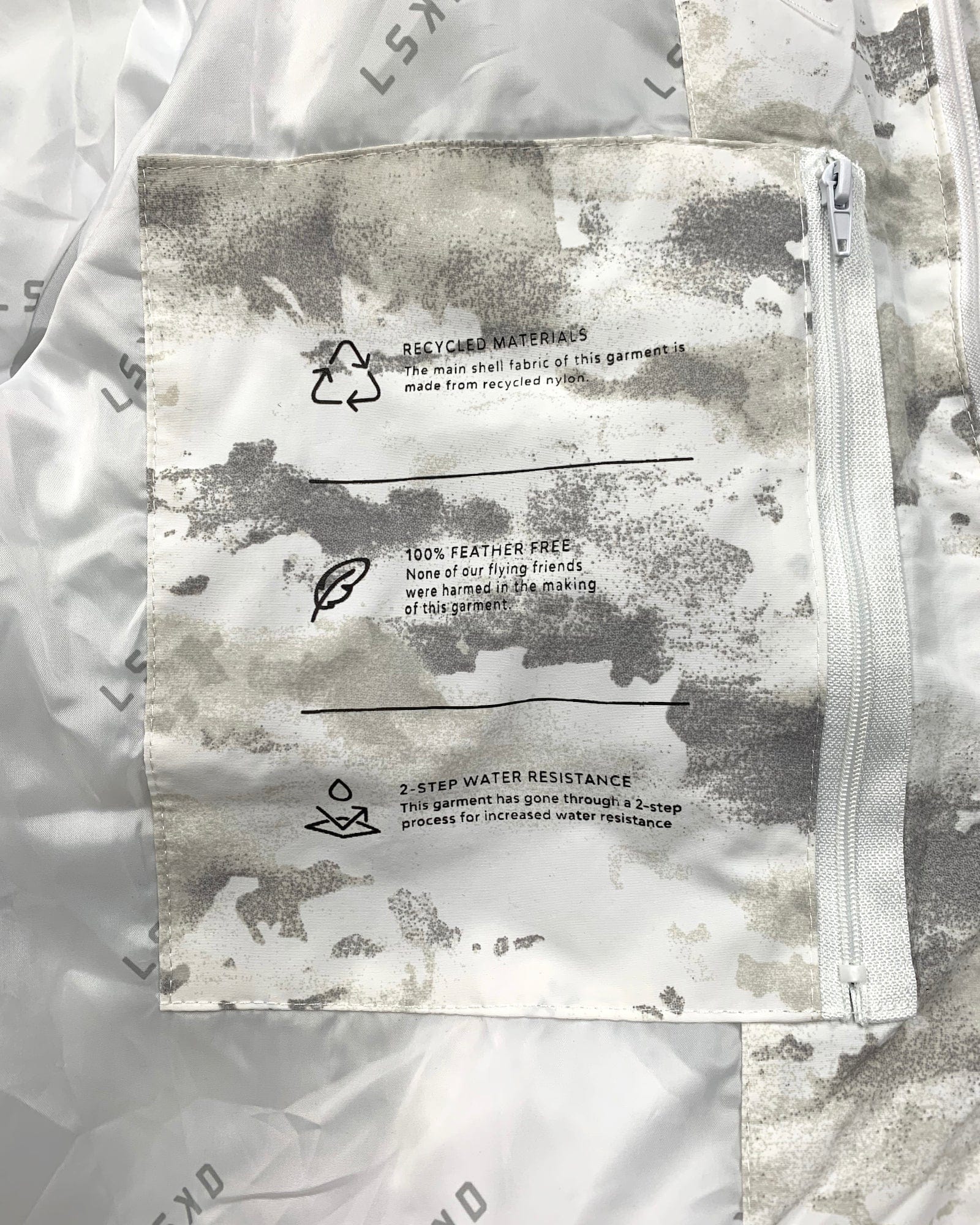 Model wearing Roasted Puffer Jacket Oversize 21  - Snow Camo