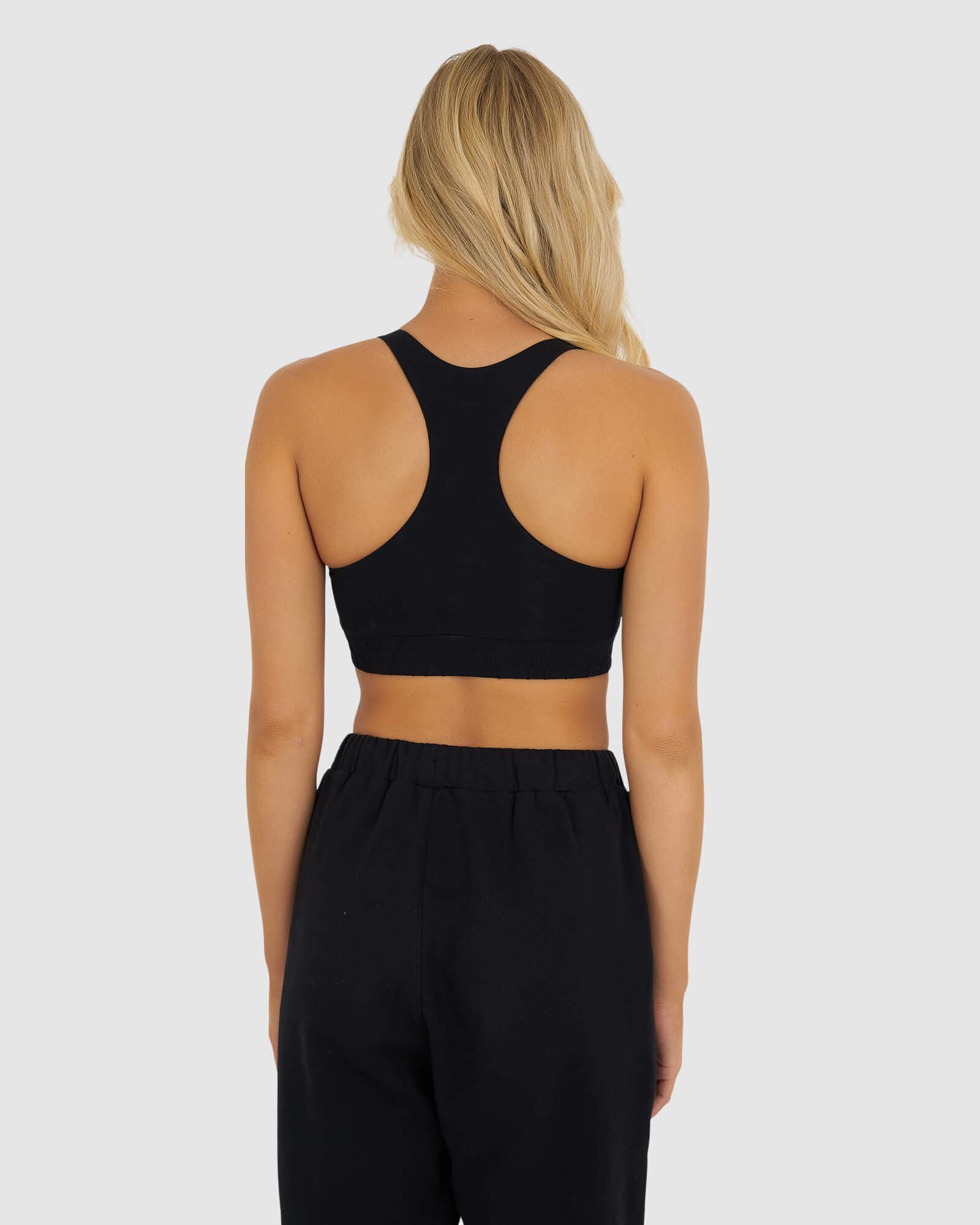 Model wearing Fast Crop - Black