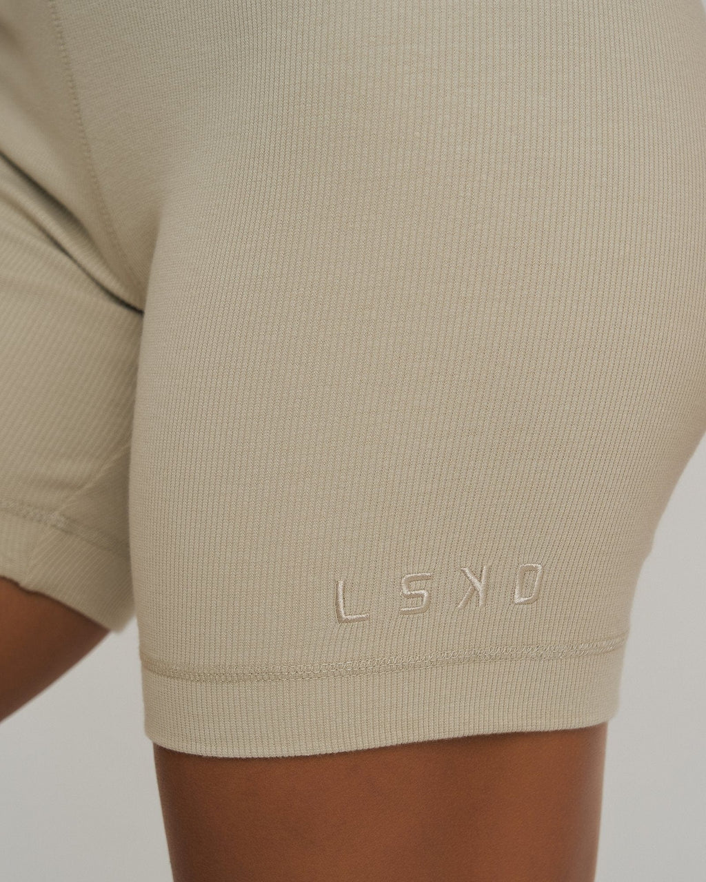 Model wearing Dymo Ribbed Short - Pussywillow