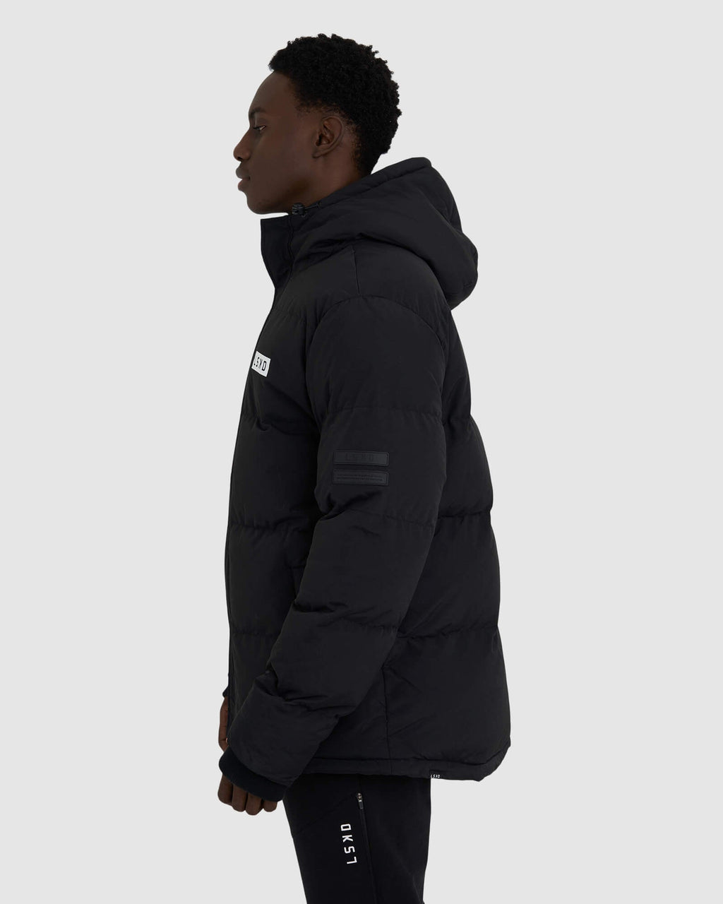 Model wearing Roasted Puffer Jacket Oversize 21  - Black