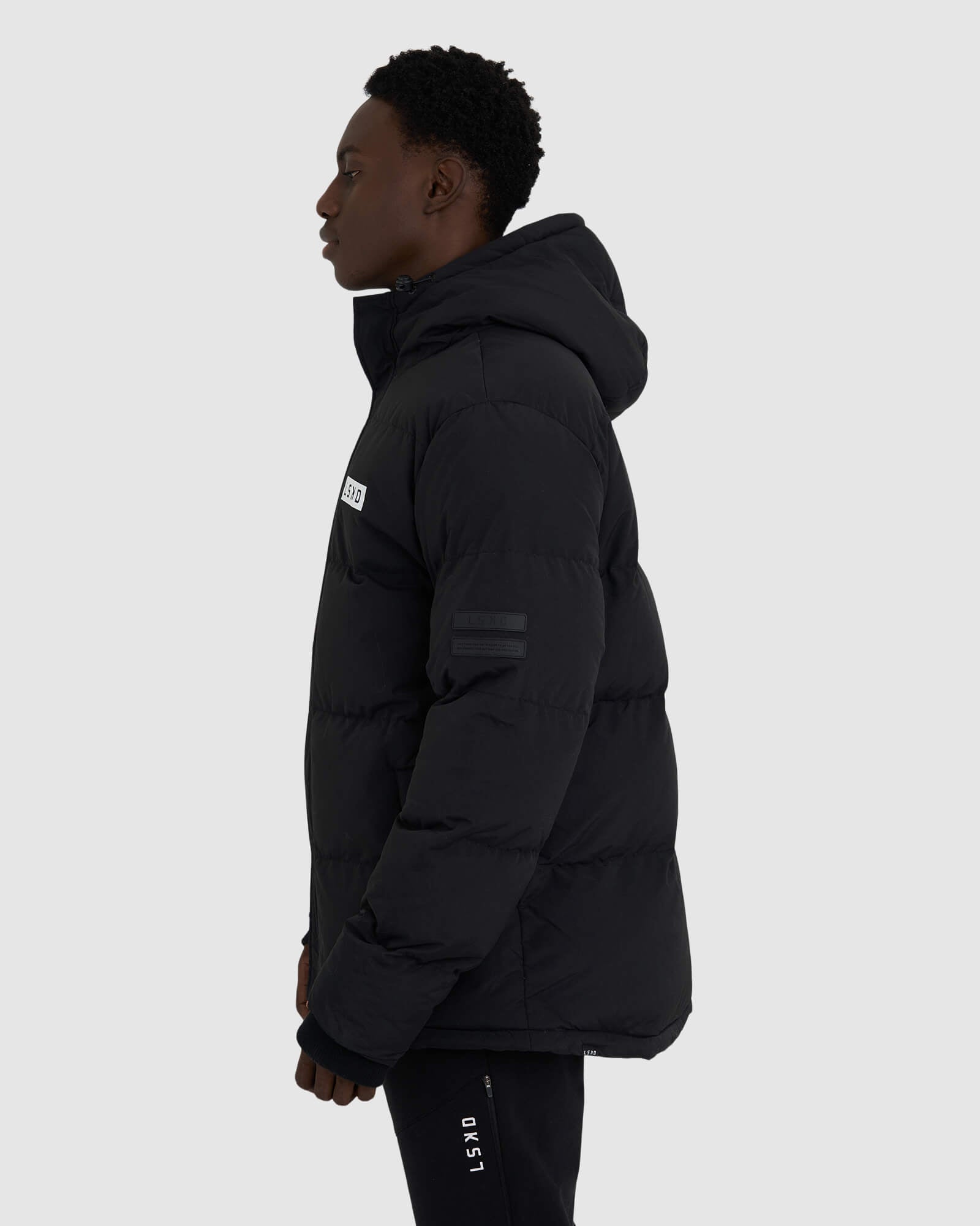 Model wearing Roasted Puffer Jacket Oversize 21  - Black