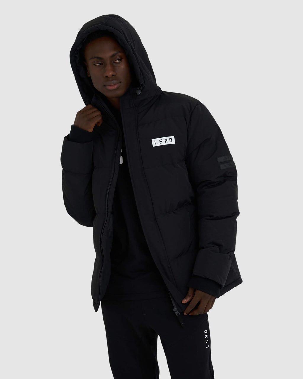 Model wearing Roasted Puffer Jacket Oversize 21  - Black