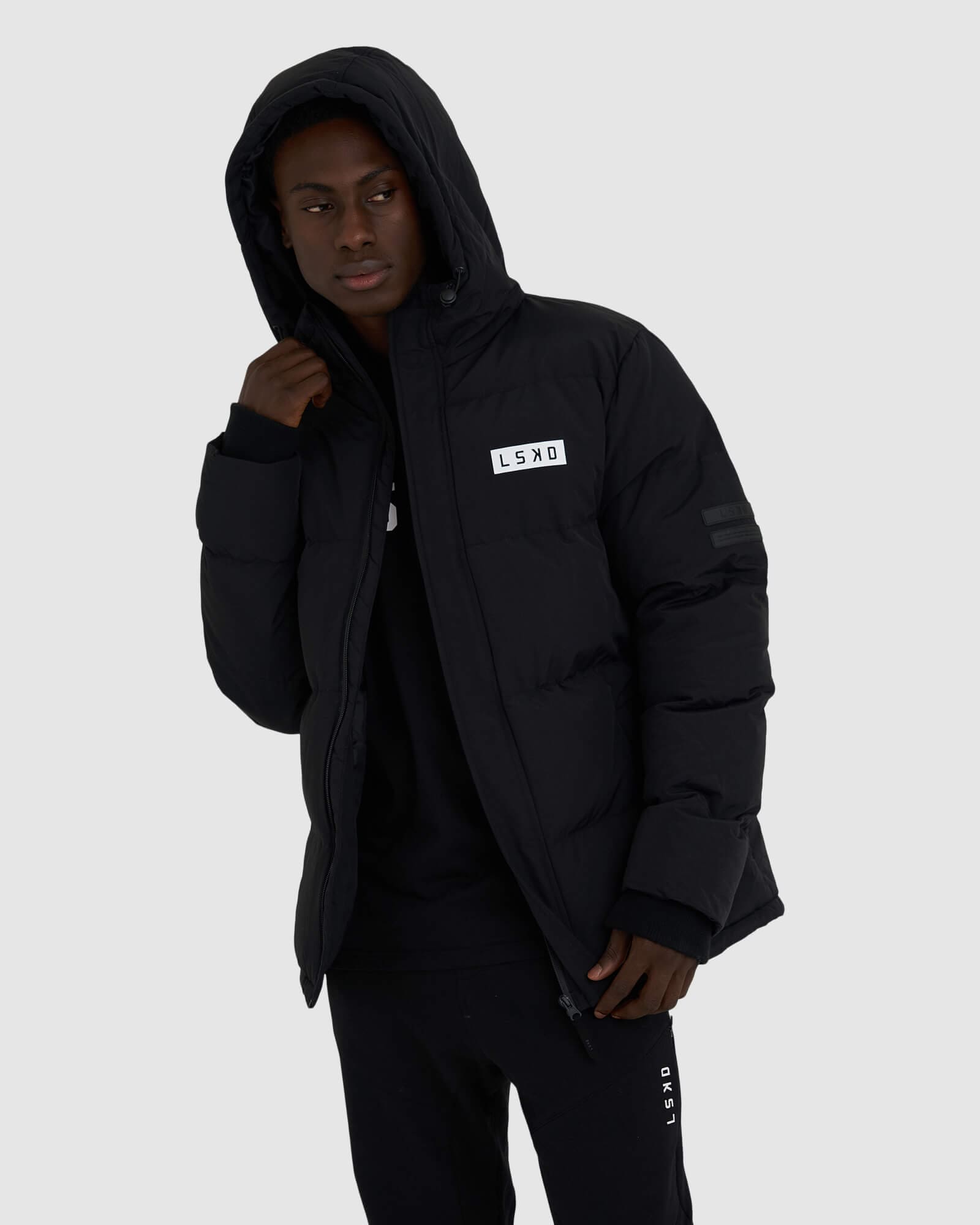 Model wearing Roasted Puffer Jacket Oversize 21  - Black