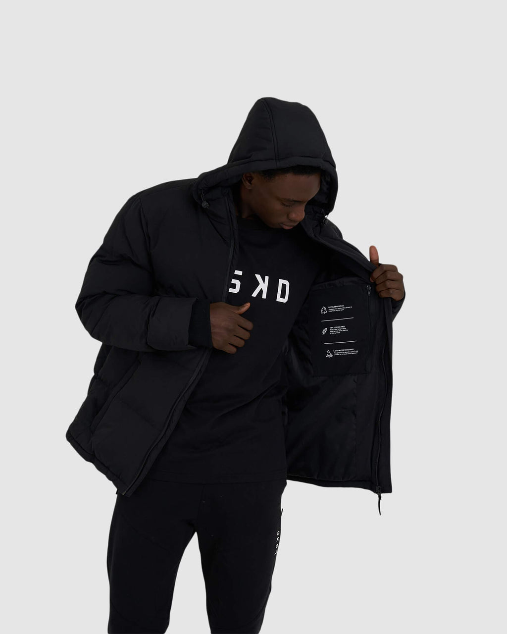 Model wearing Roasted Puffer Jacket Oversize 21  - Black