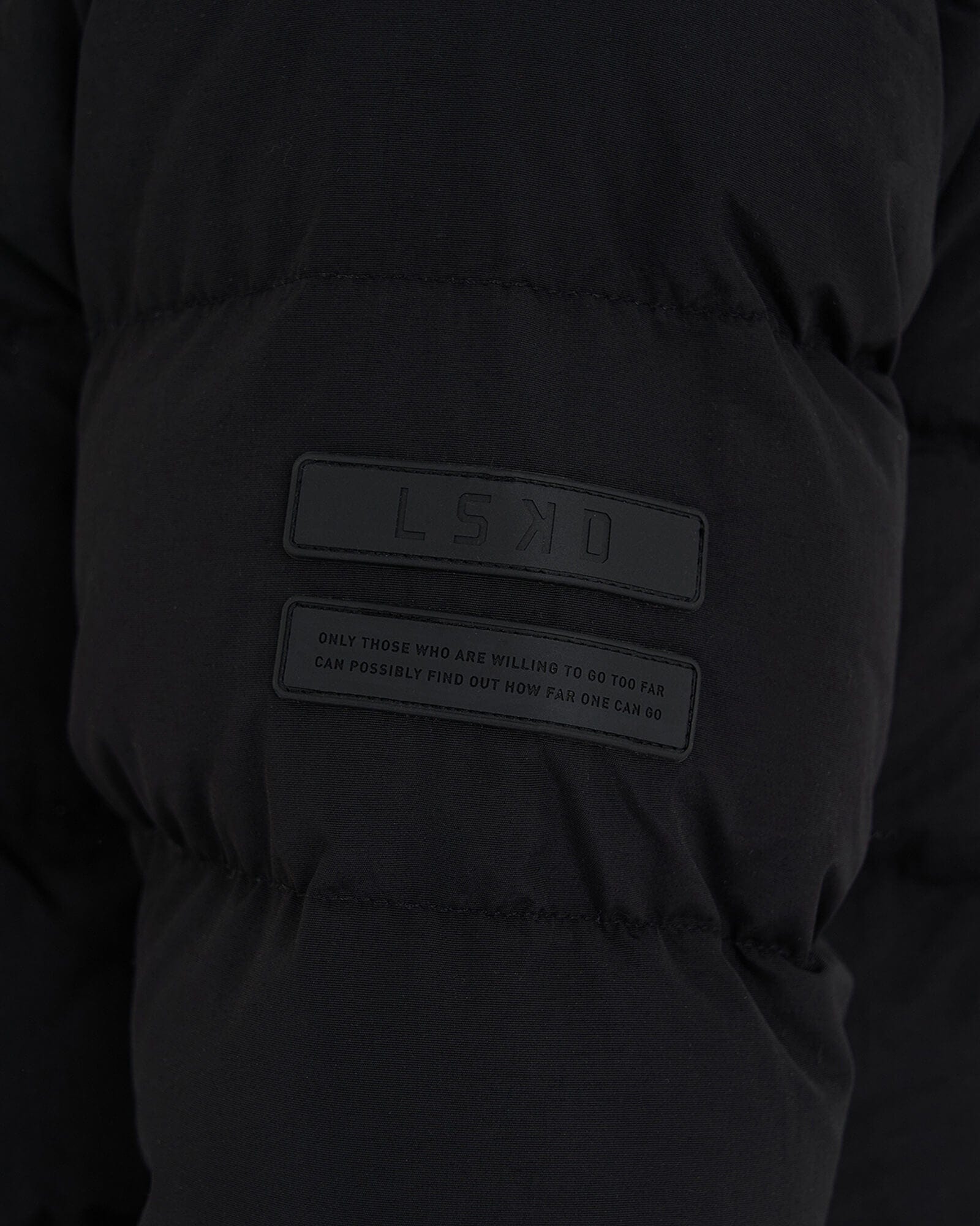 Model wearing Roasted Puffer Jacket Oversize 21  - Black