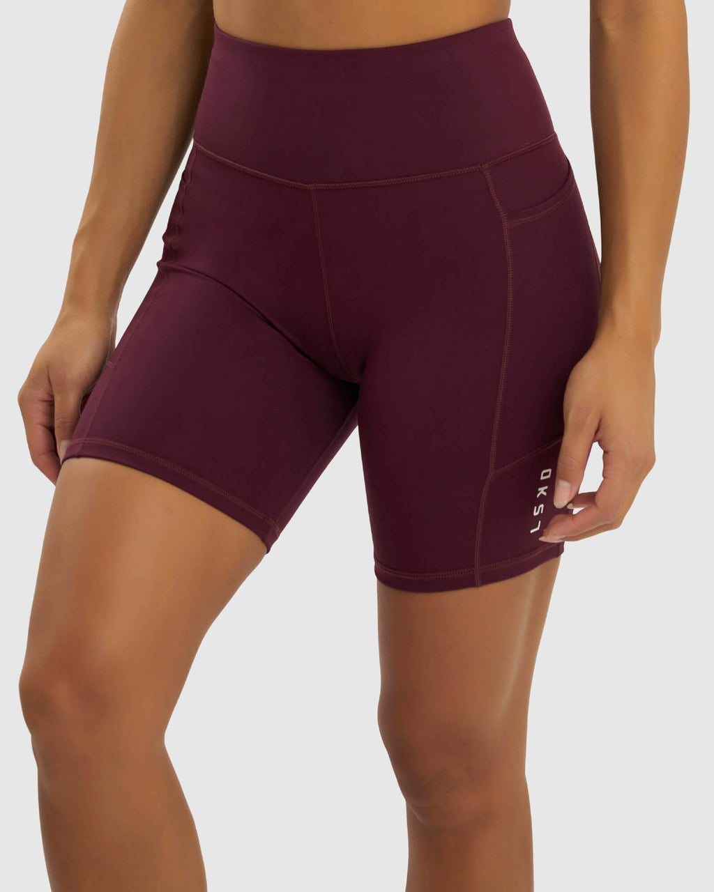 Model wearing Rep Mid Short Tight Small Logo - Wine