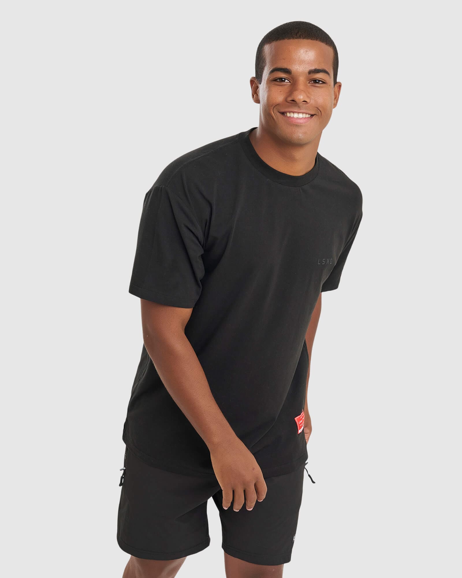 Model wearing Unisex Authentic Tee Oversize - Black