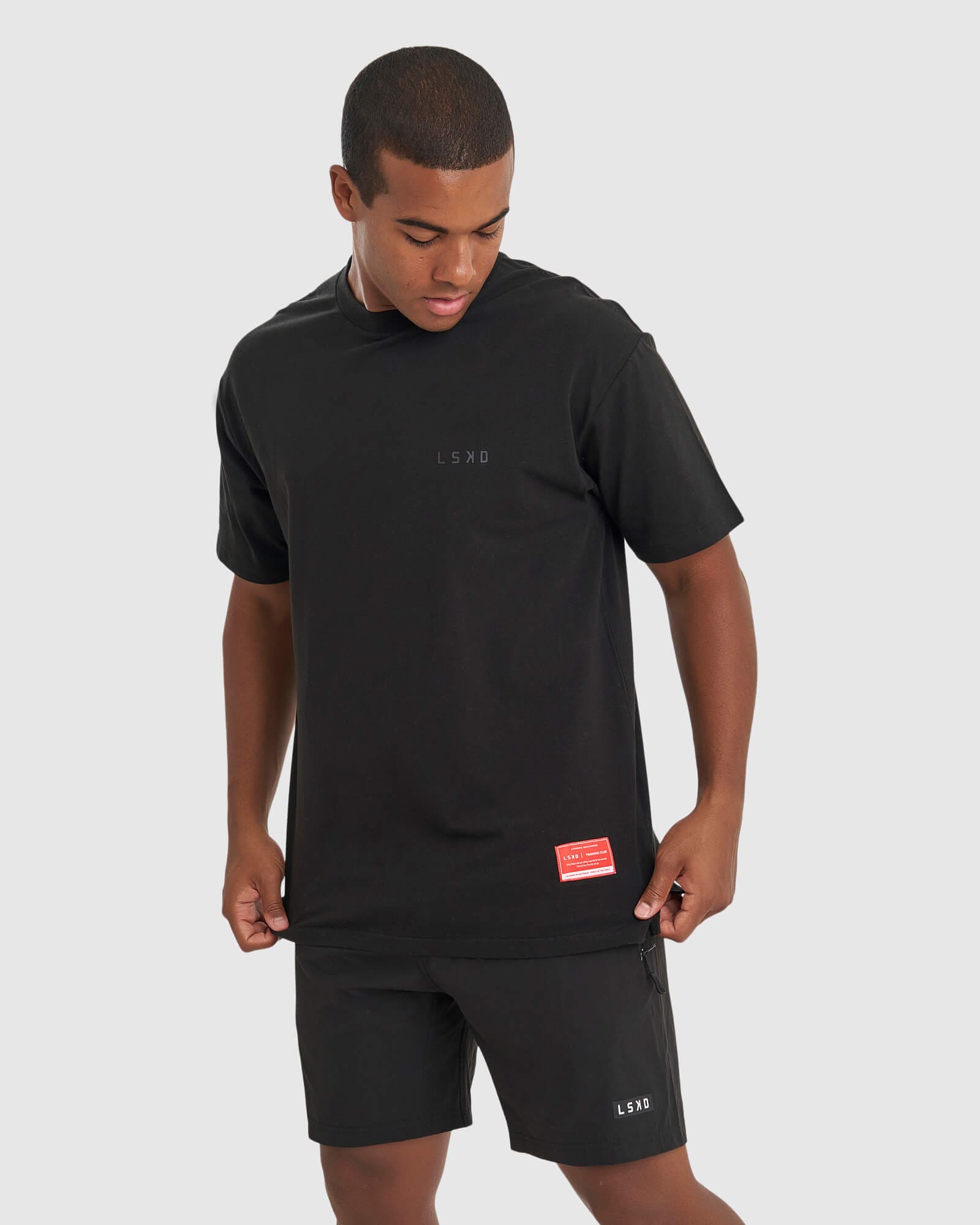 Model wearing Unisex Authentic Tee Oversize - Black