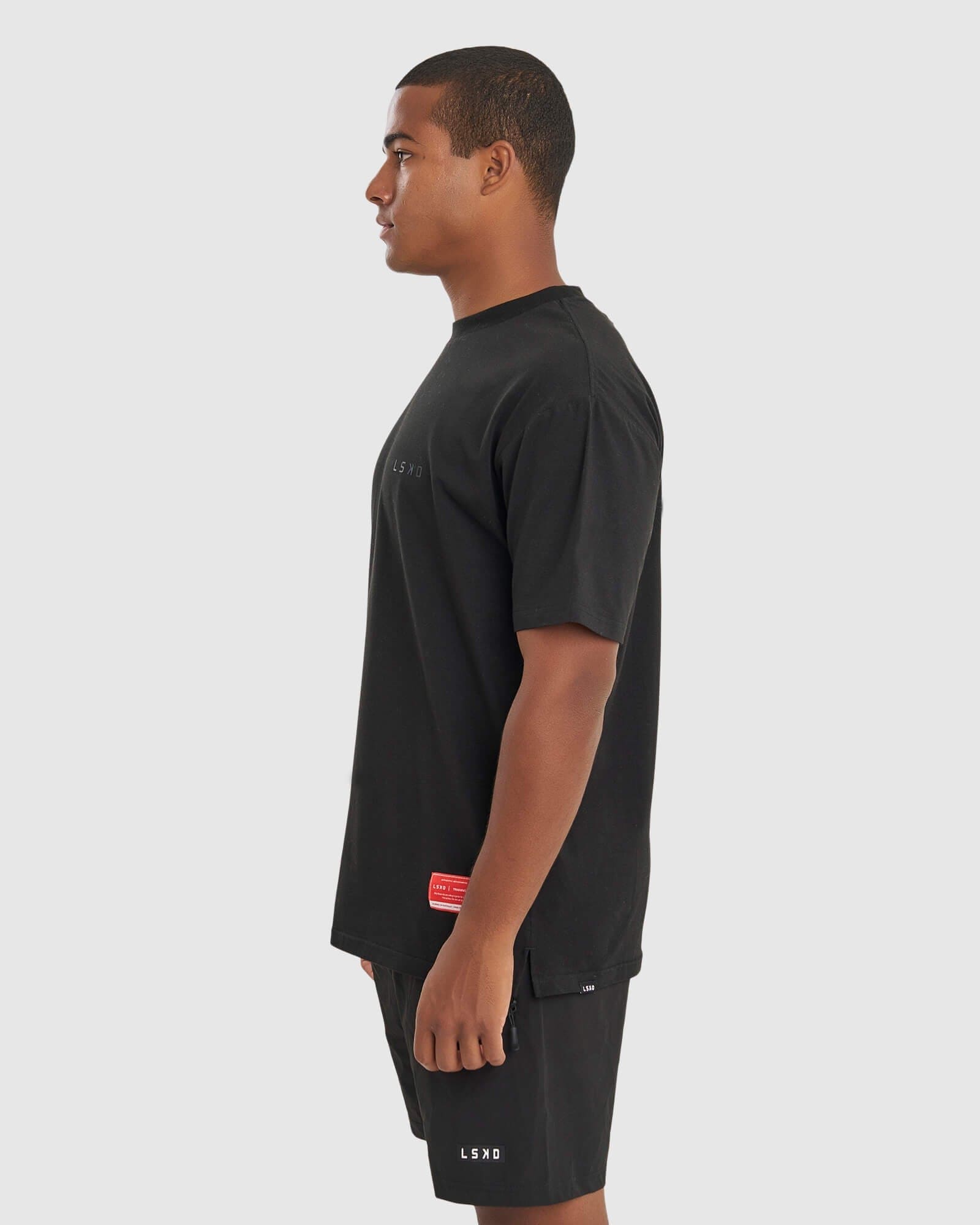 Model wearing Unisex Authentic Tee Oversize - Black