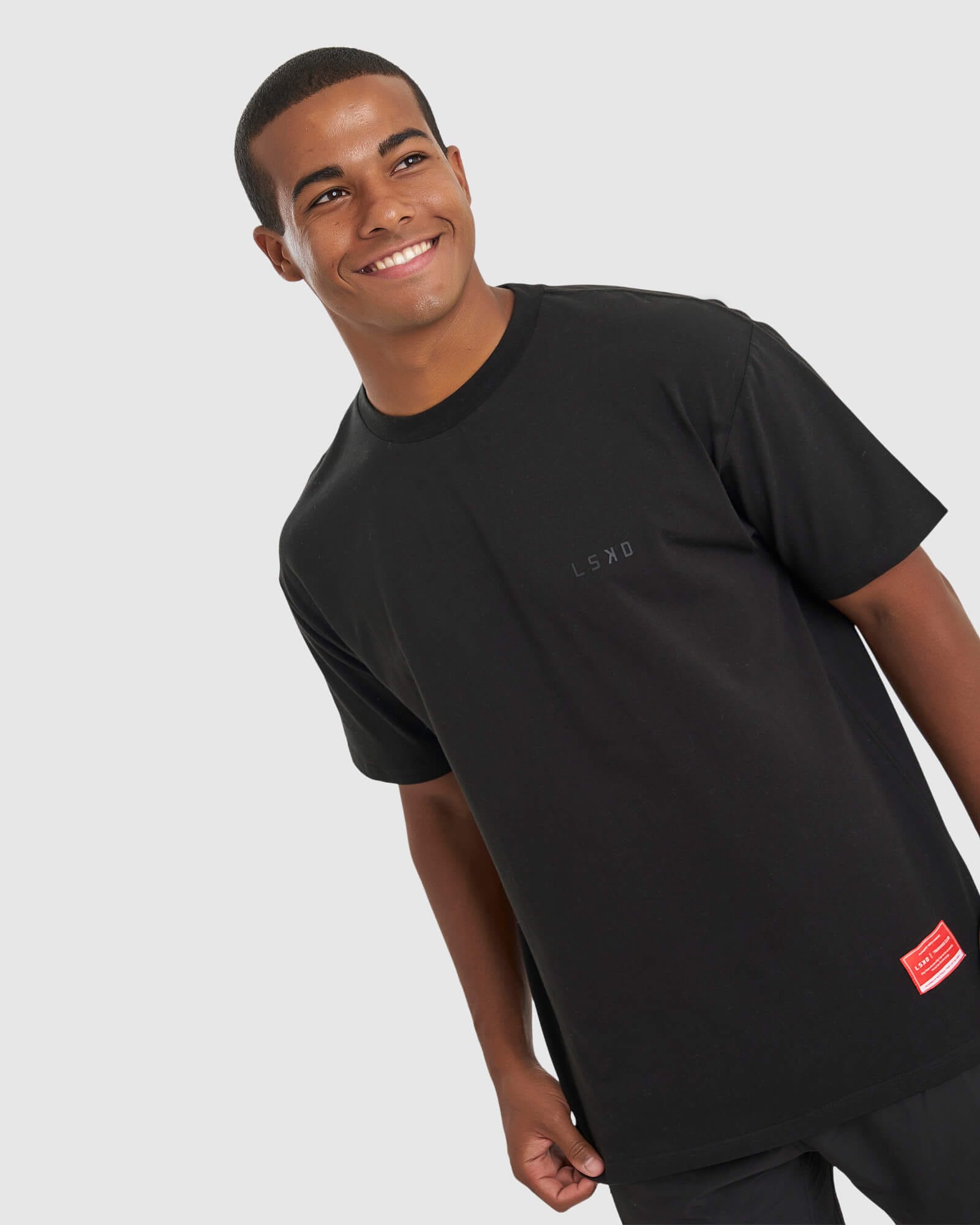 Model wearing Unisex Authentic Tee Oversize - Black