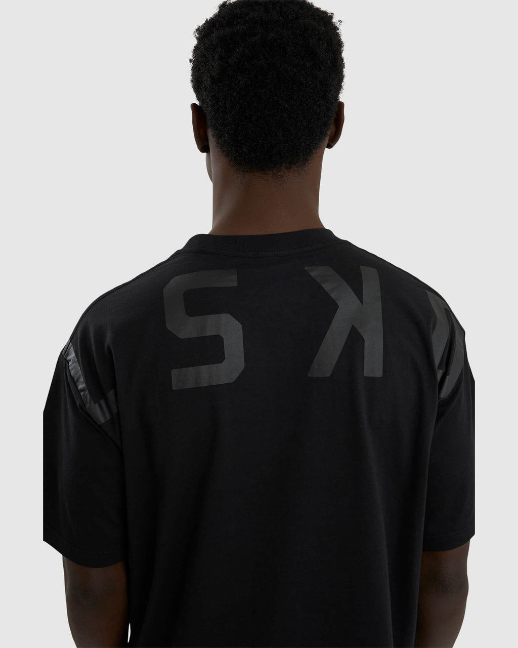 Model wearing Span Tee Oversize - Black