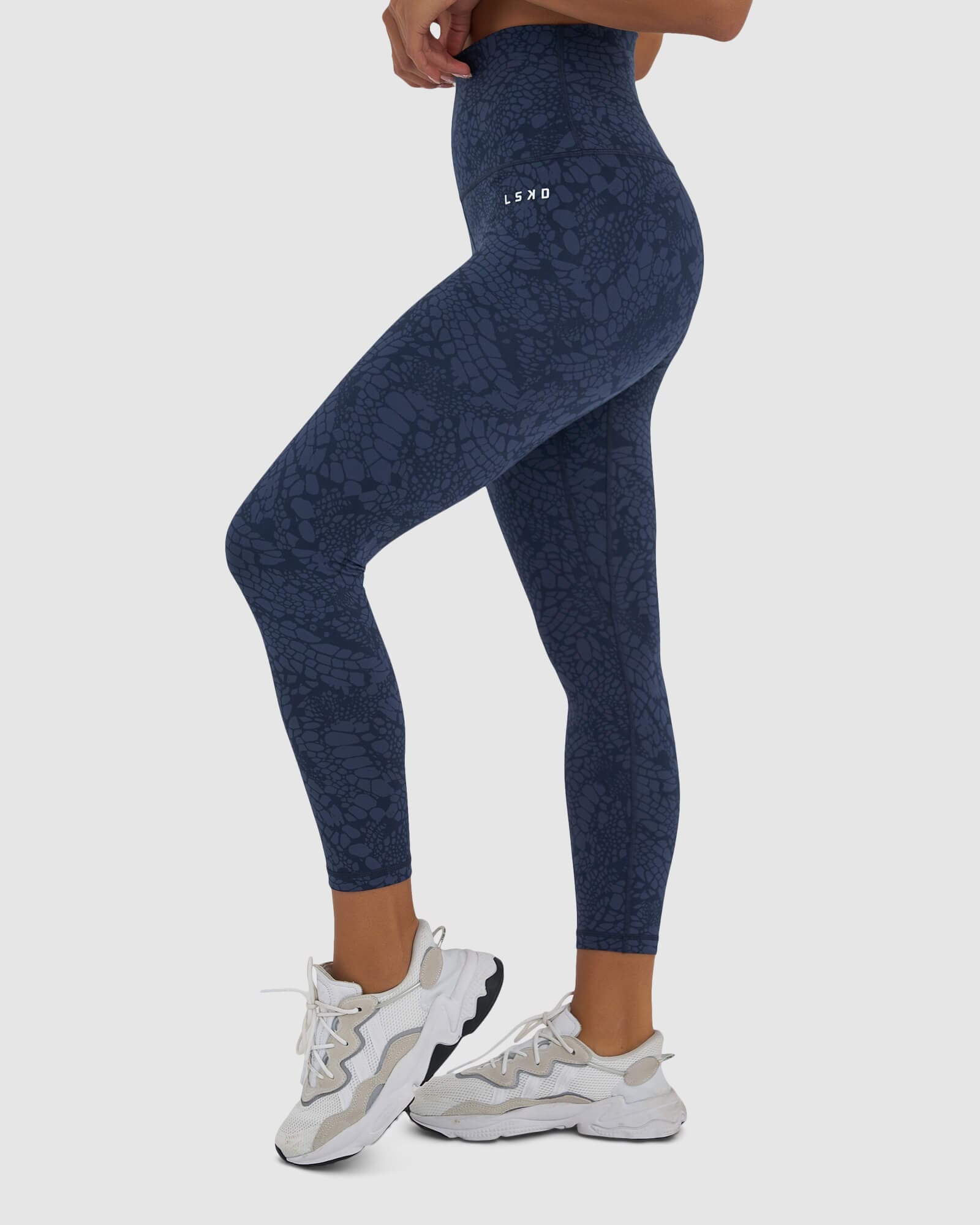 Model wearing Base 7/8 Length Tight - Navy Mamba