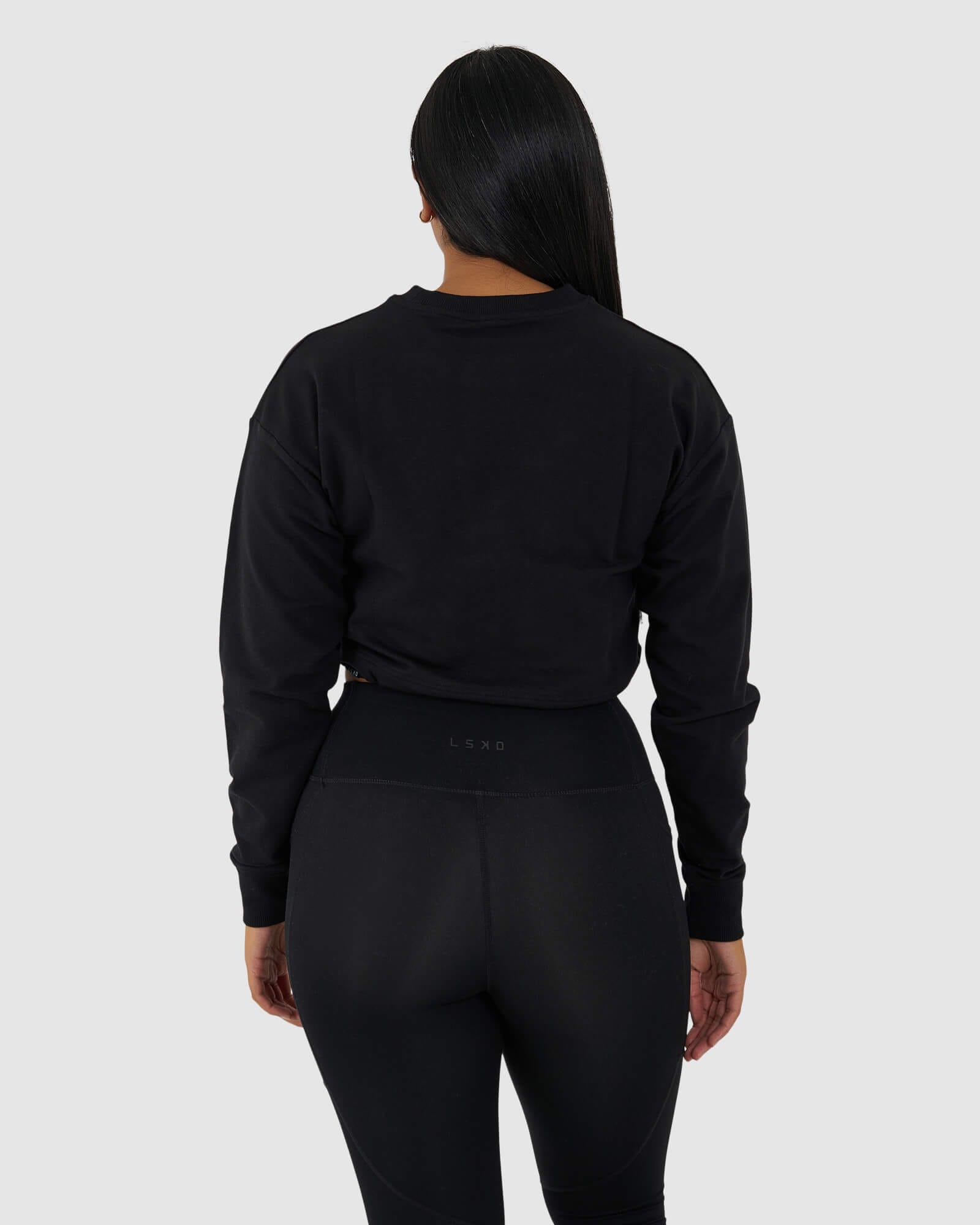 Model wearing Field LS Pull Top - Black