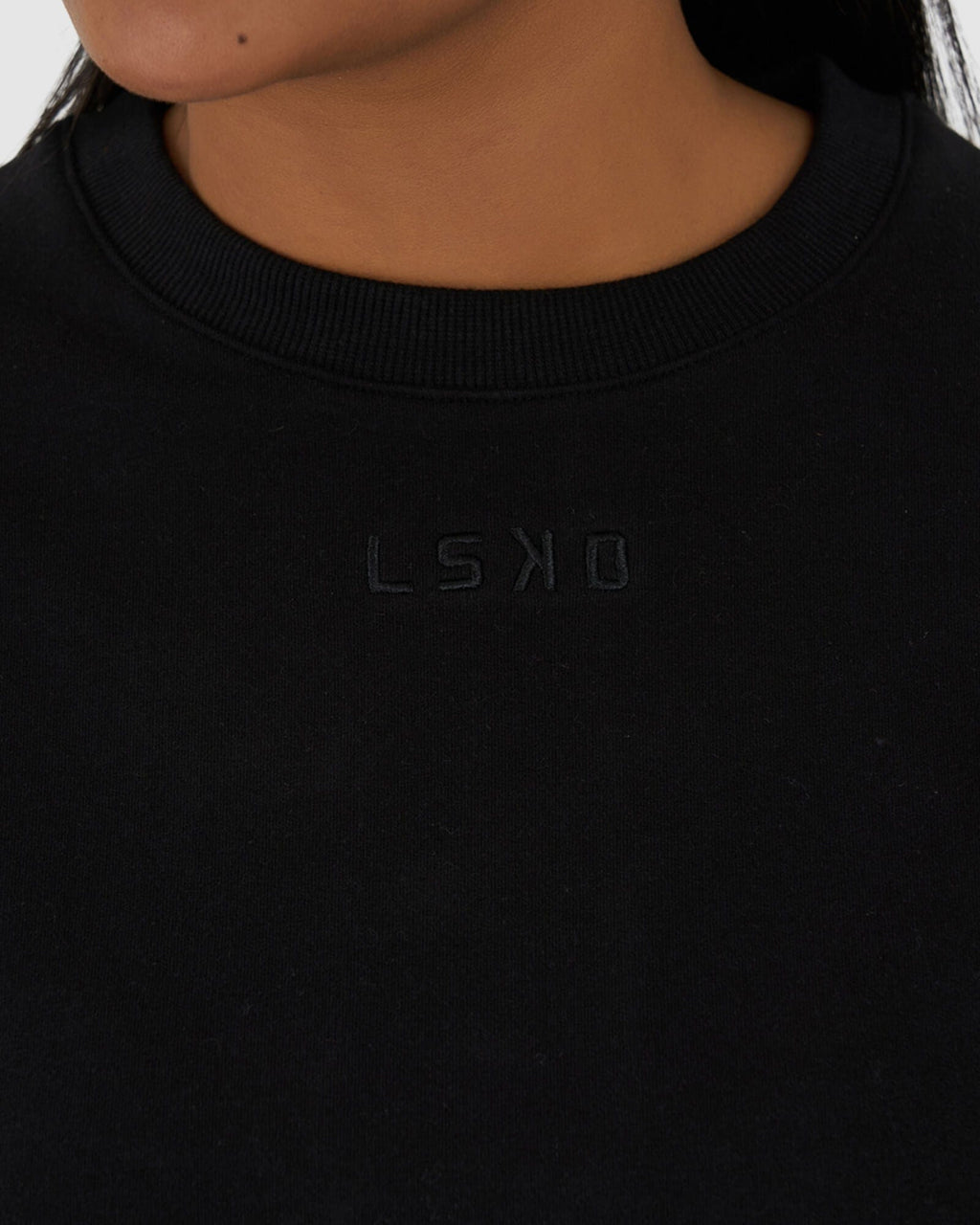 Model wearing Field LS Pull Top - Black